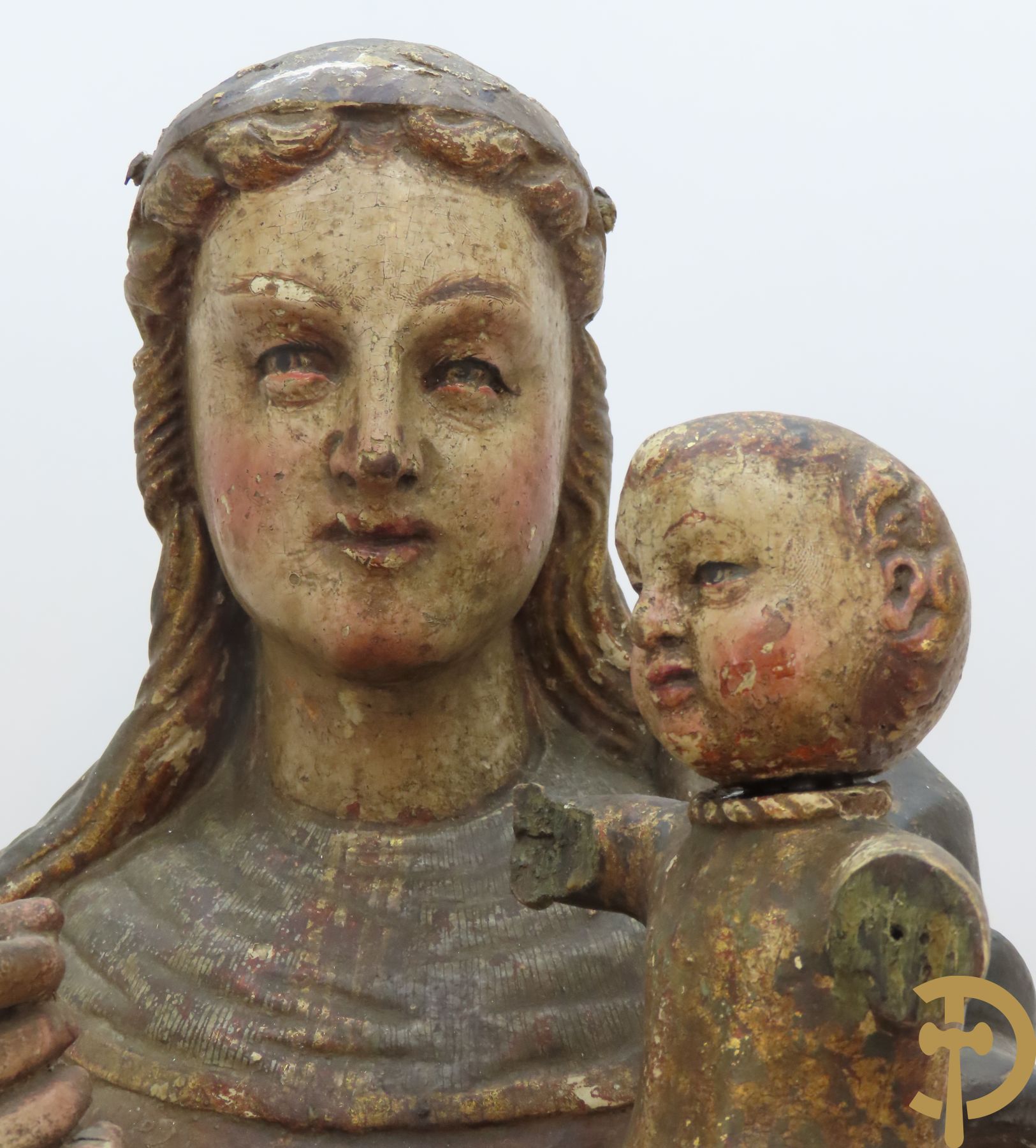 Gepolychromeerde houtsculptuur van Madonna met bloem in rechterhand en Kindje Jezus in linkerhand