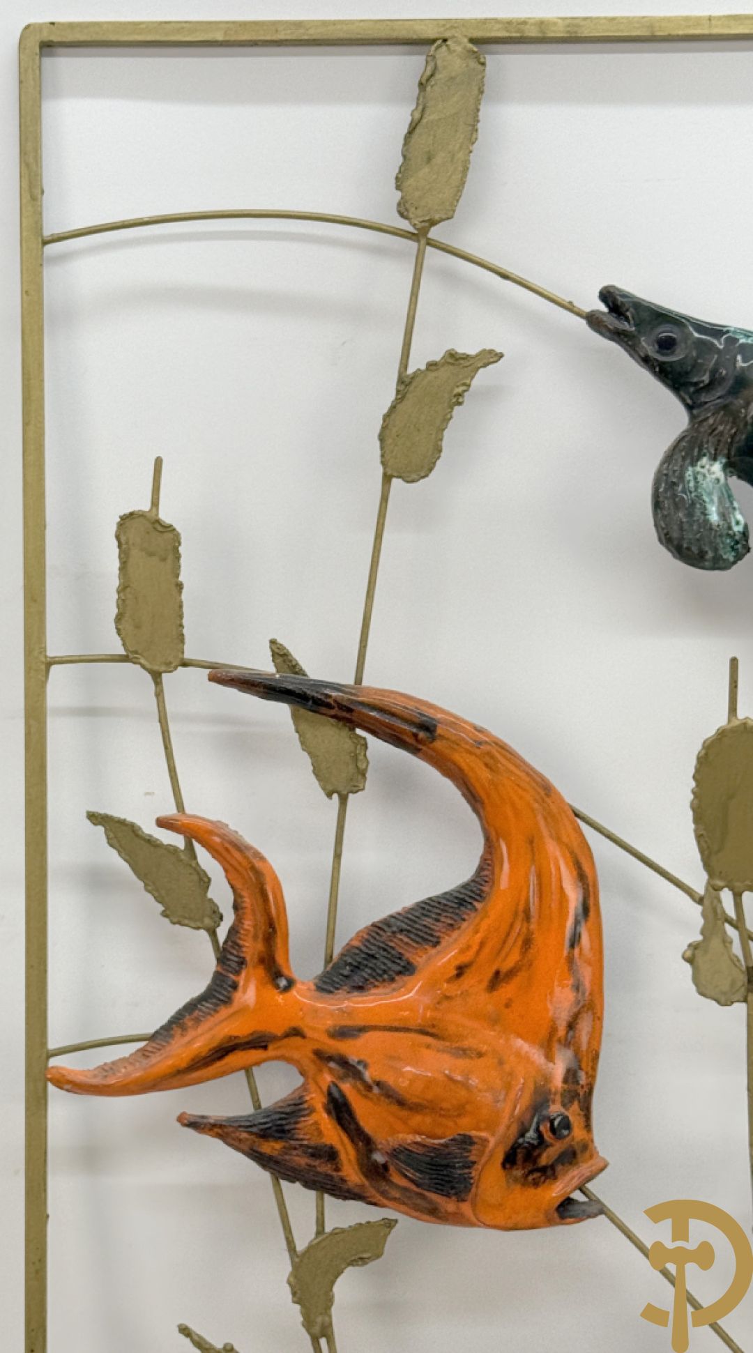 Smeedijzeren decoratief basrelief met keramieken vissen