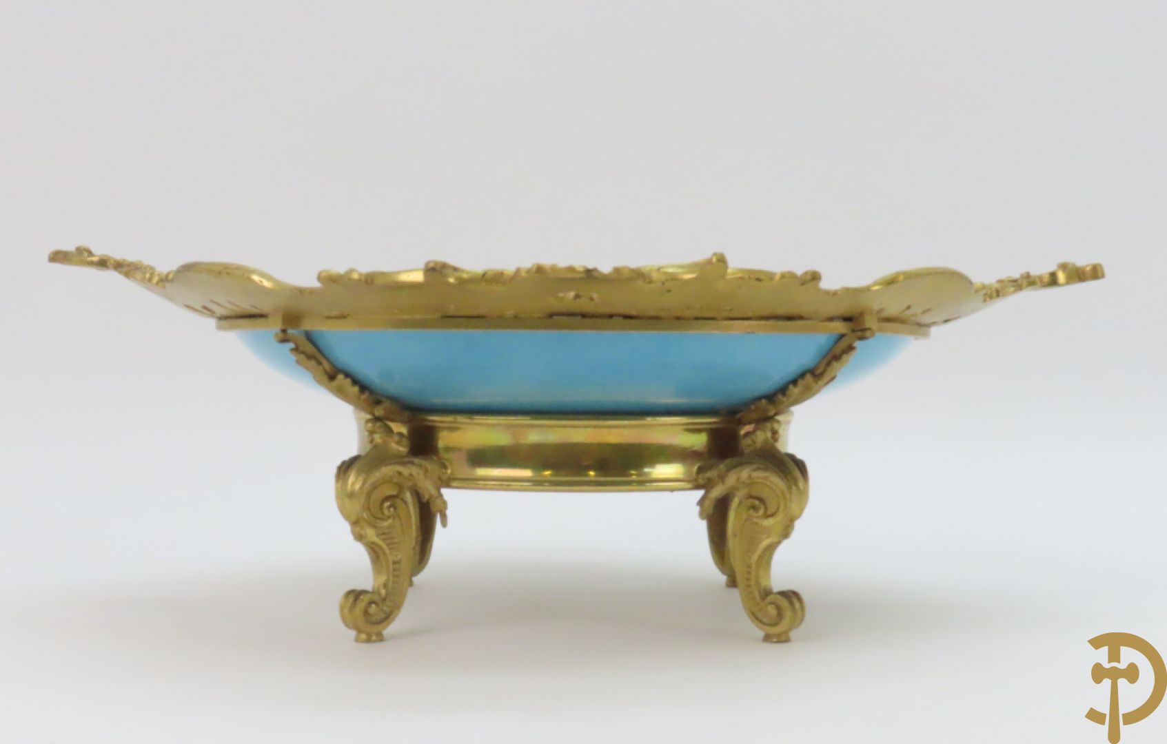 Porseleinen coupe met beschilderd decor van zittende dame met cupido in tuin, Richard getekend, gevat in bronzen houder