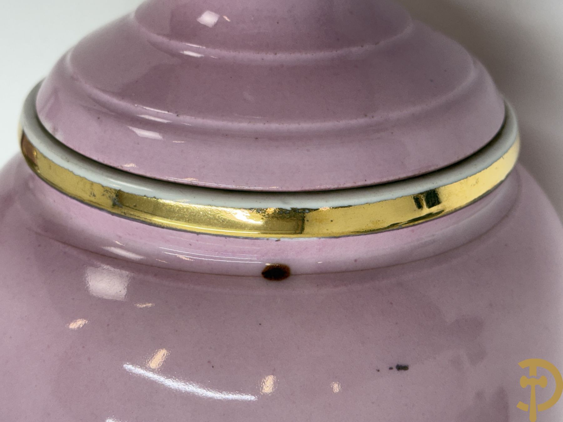 Paar roze gekleurde porseleinen coupes met idyllisch landschap in decalcomanie decor met vergulde rand