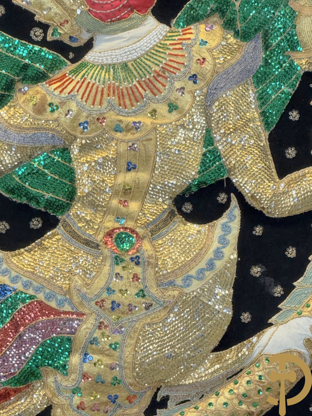 Groot Thais handgemaakt tafereel met boedhistische figuren en paradijsvogel