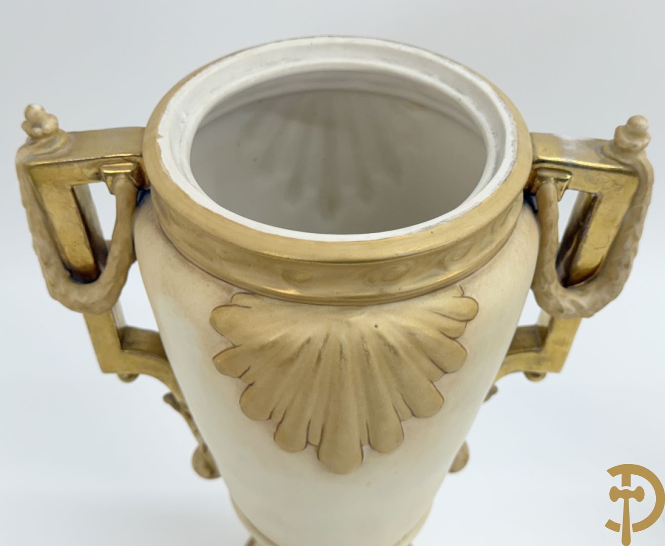 Paar Royal Dux vazen met guirlandes, Louis XVI stijl , nummer 5447