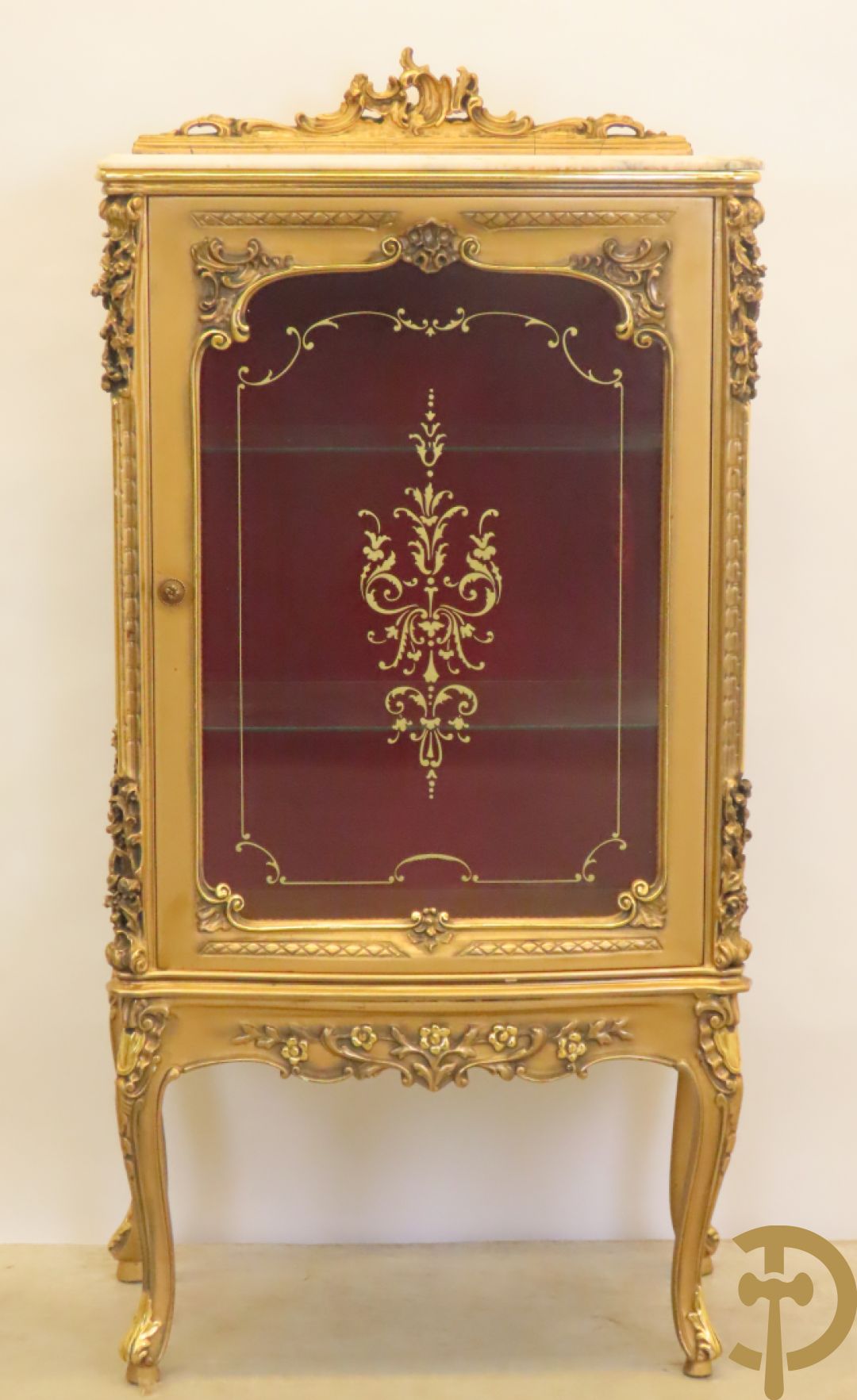 Vergulde vitrine met accanthusranken en ornamentiek in de ruiten geslepen, bovenaan bezet met marmeren blad