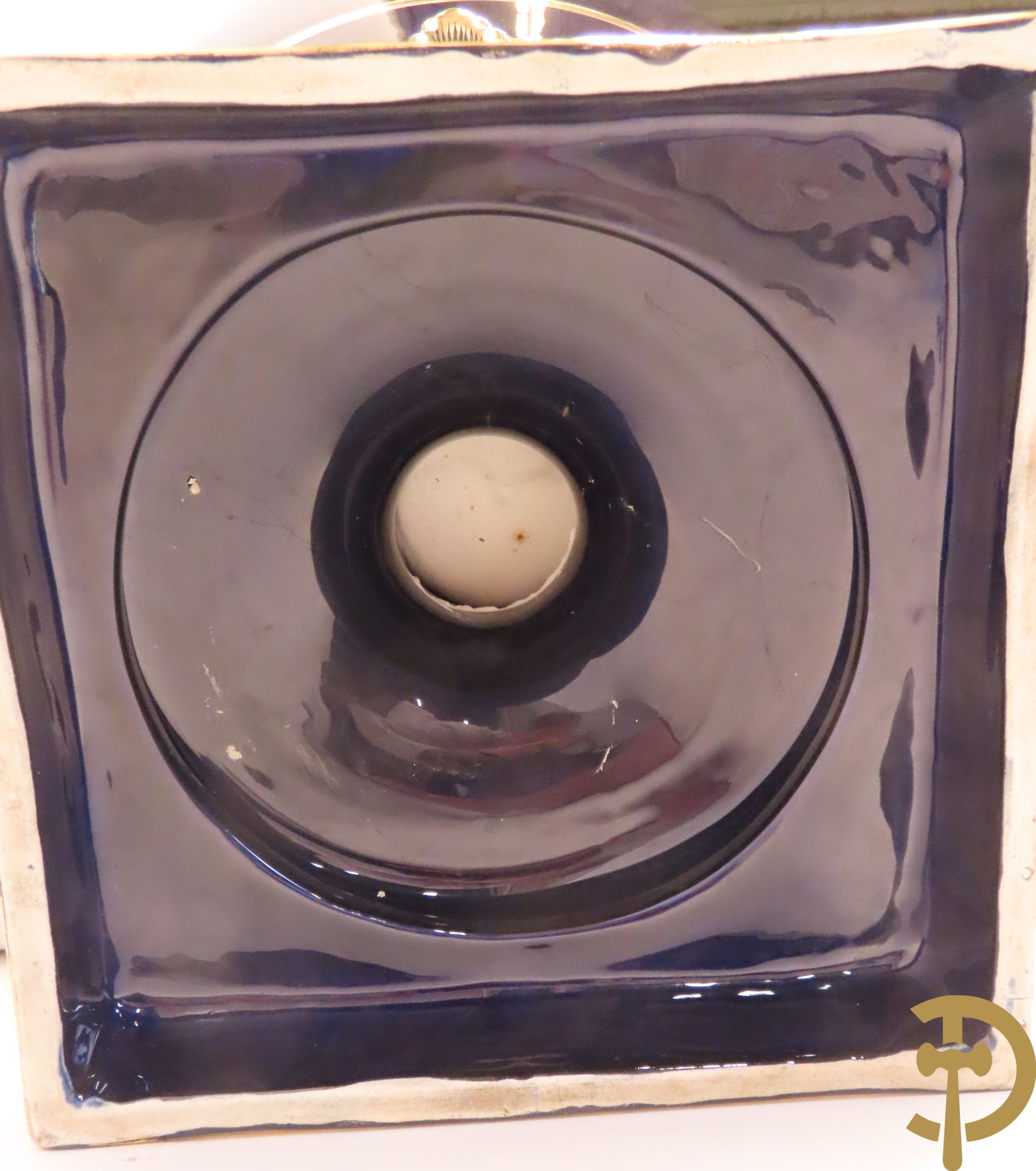 Grote kobaltblauwe porseleinen siervaas met deksel en accanthusranken opzij