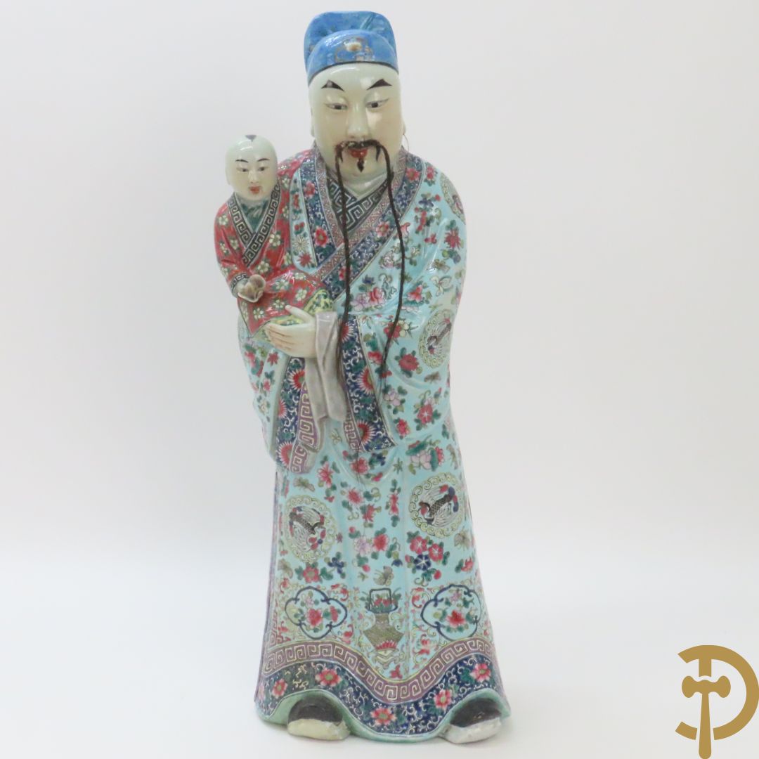 Chinese porseleinen wijsgeer dragende een kind