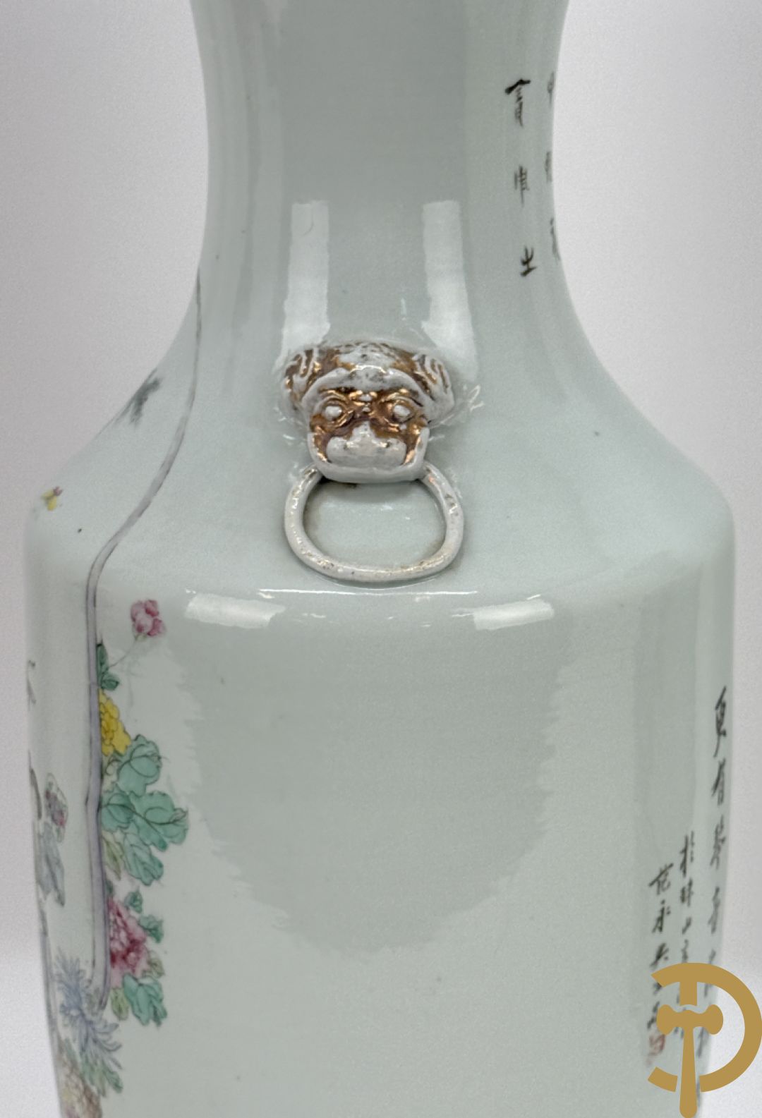 Paar Chinese porseleinen vazen met decor van dames in landschap