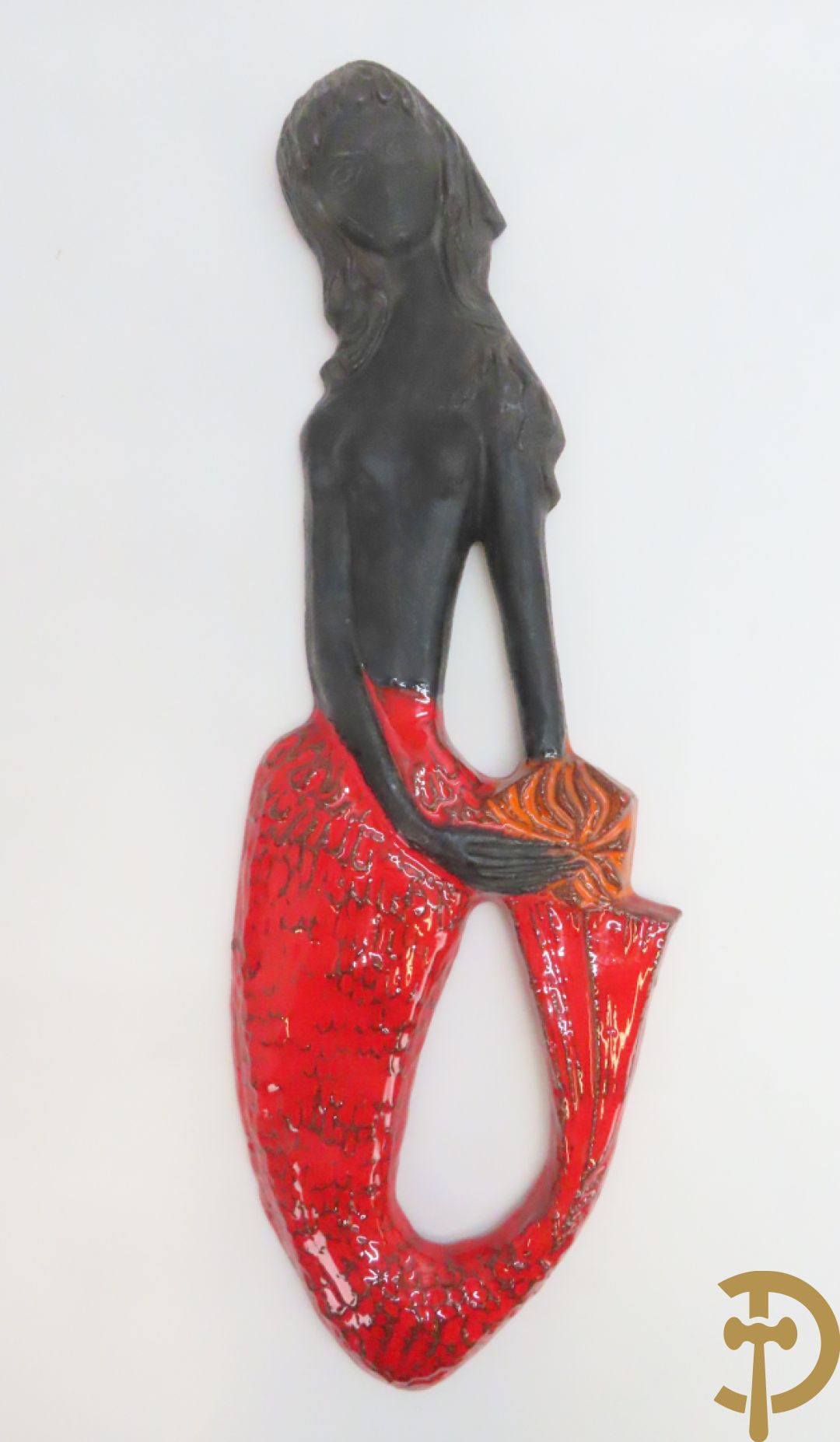 Zes vintage keramiek sculpturen w.o. zeemeermin van Amphora, keramieken vis, plakkette van doedelzakspeler, groepje met 5 kindjes, bord RP gemerkt en basrelief met vissen Vermeire P.