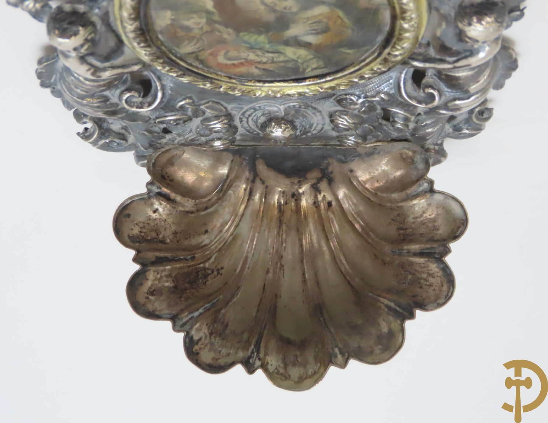Paar massief zilveren wijwatervaten met versiering van engelen en bloemen, 18e