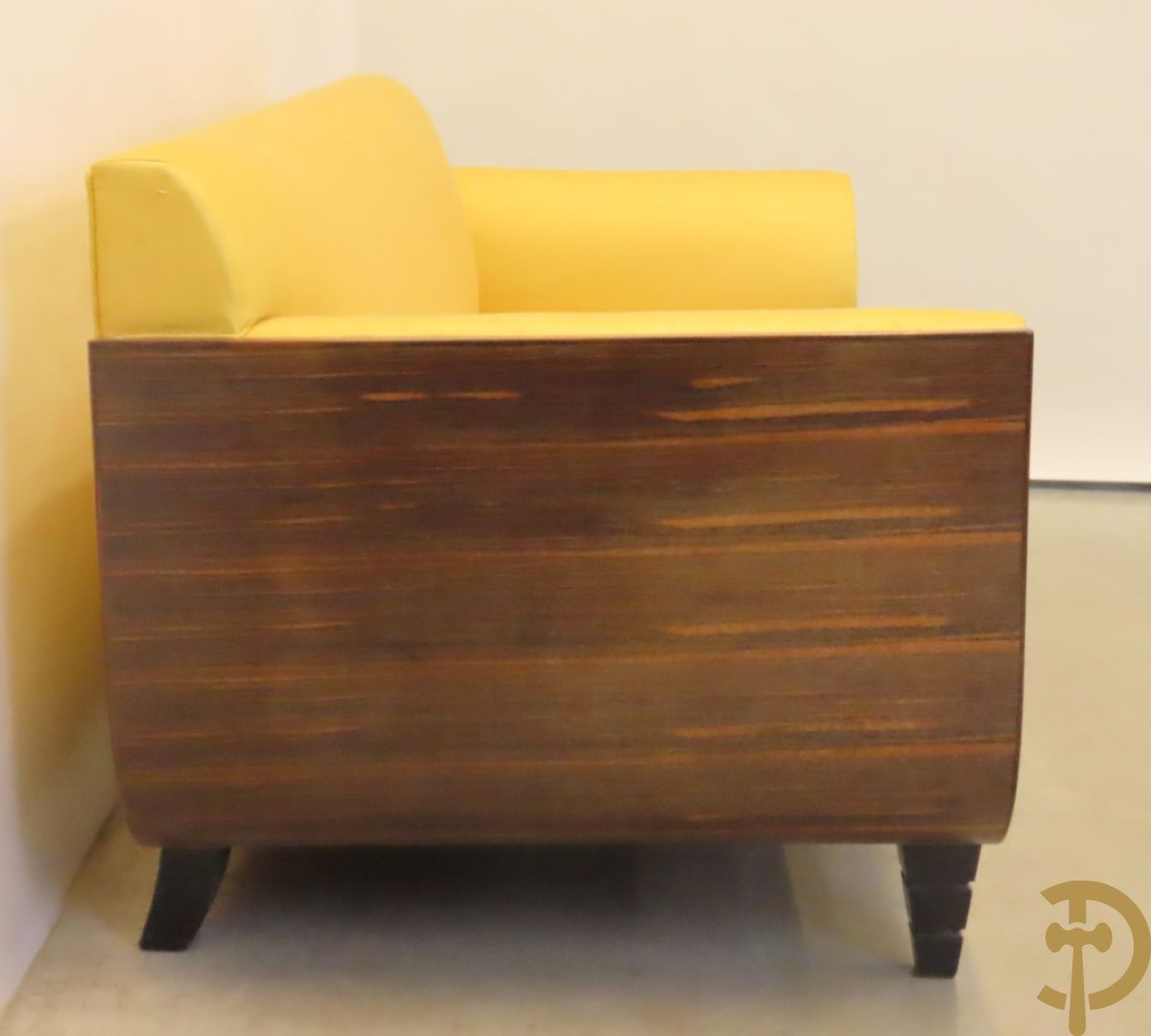 Canapé met gele zijden stof bekleed op palissander chassis, Art deco stijl