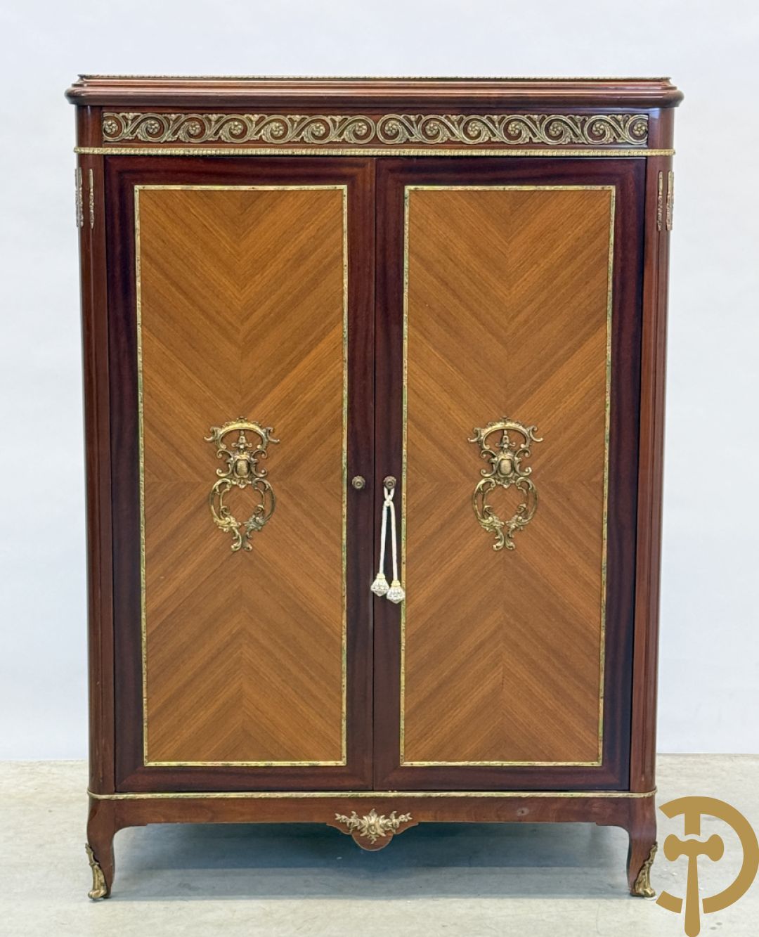 Notelaren tweedeurskast met bronsbeslag