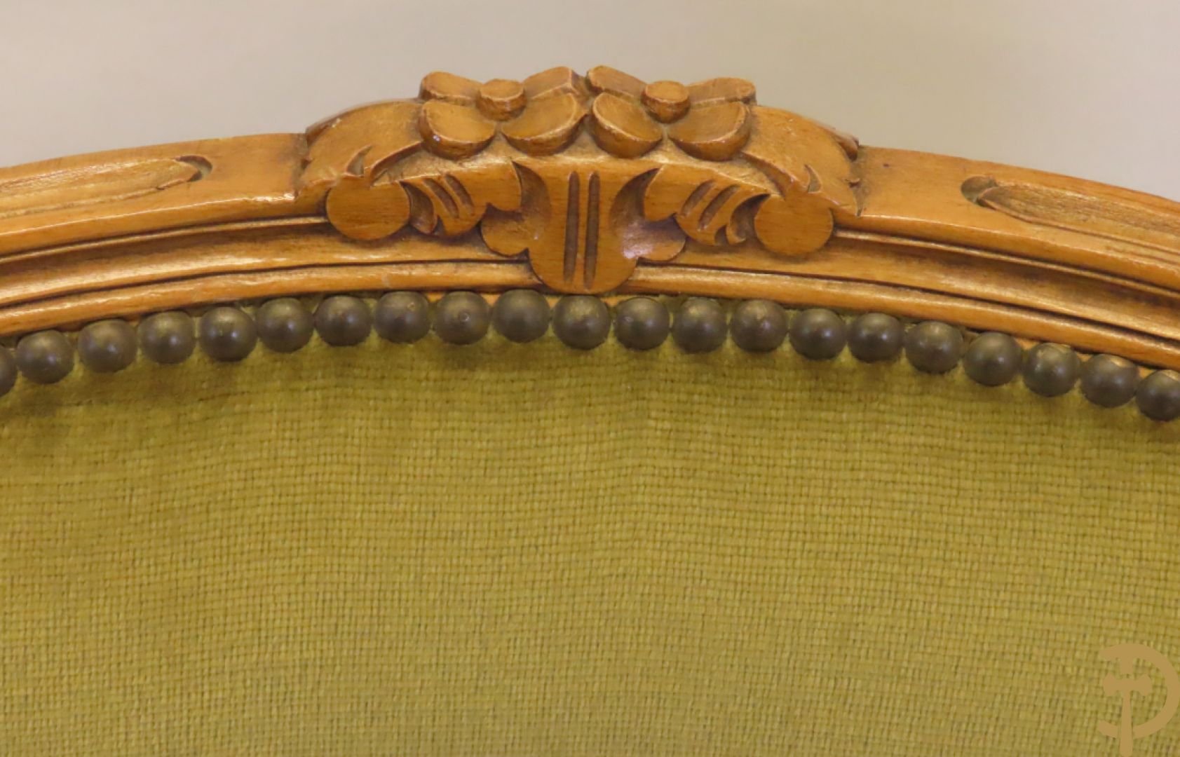 Paar groen gestoffeerde Louis XV bijzetarmzetels