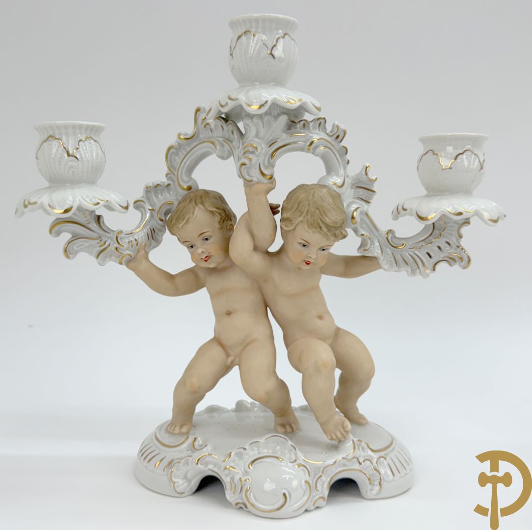 Twee kandelaars in biscuit met cupido