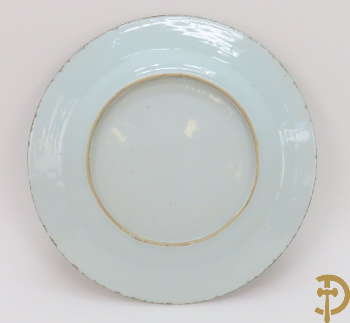 Porseleinen Imari bord met dierenmotieven in florale omgeving