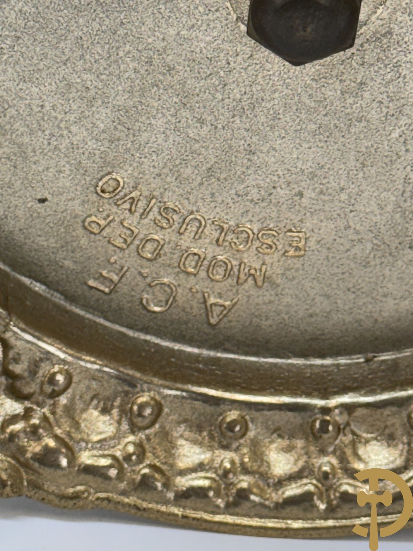 Paar kobaltblauwe porseleinen vazen met romantisch decor op koperen voet, ACF gemerkt