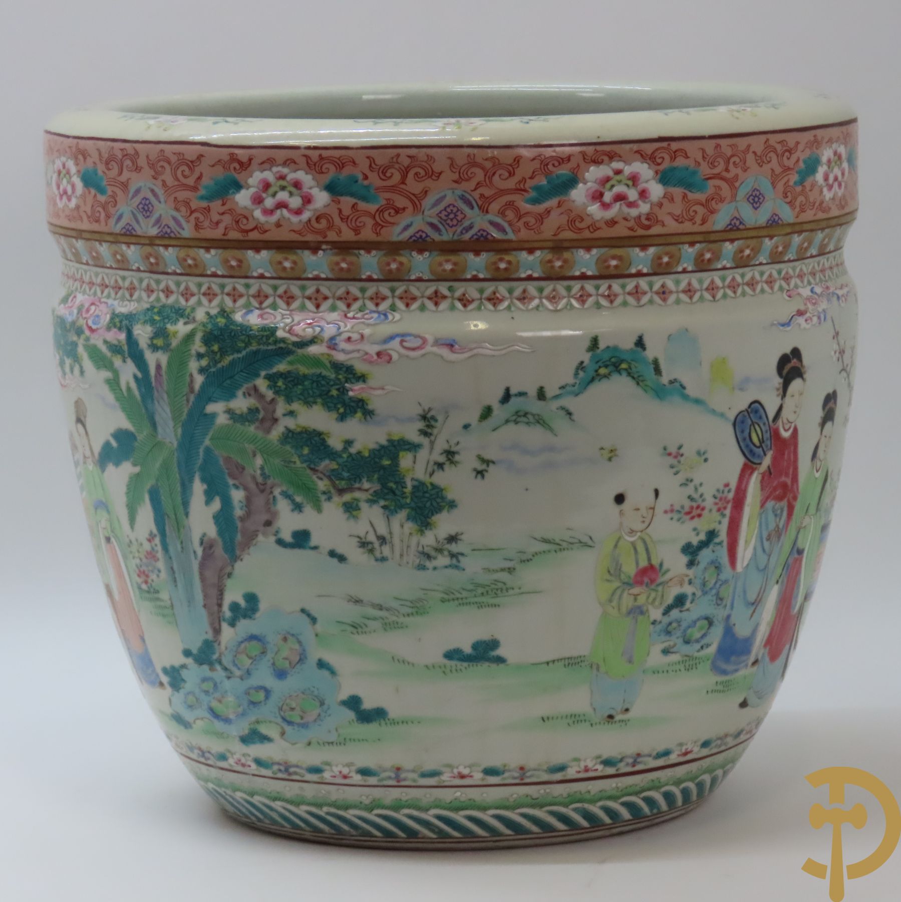 Chinese porseleinen cachepot met decor van tafel met wijsgeer en dames, onderaan gemerkt