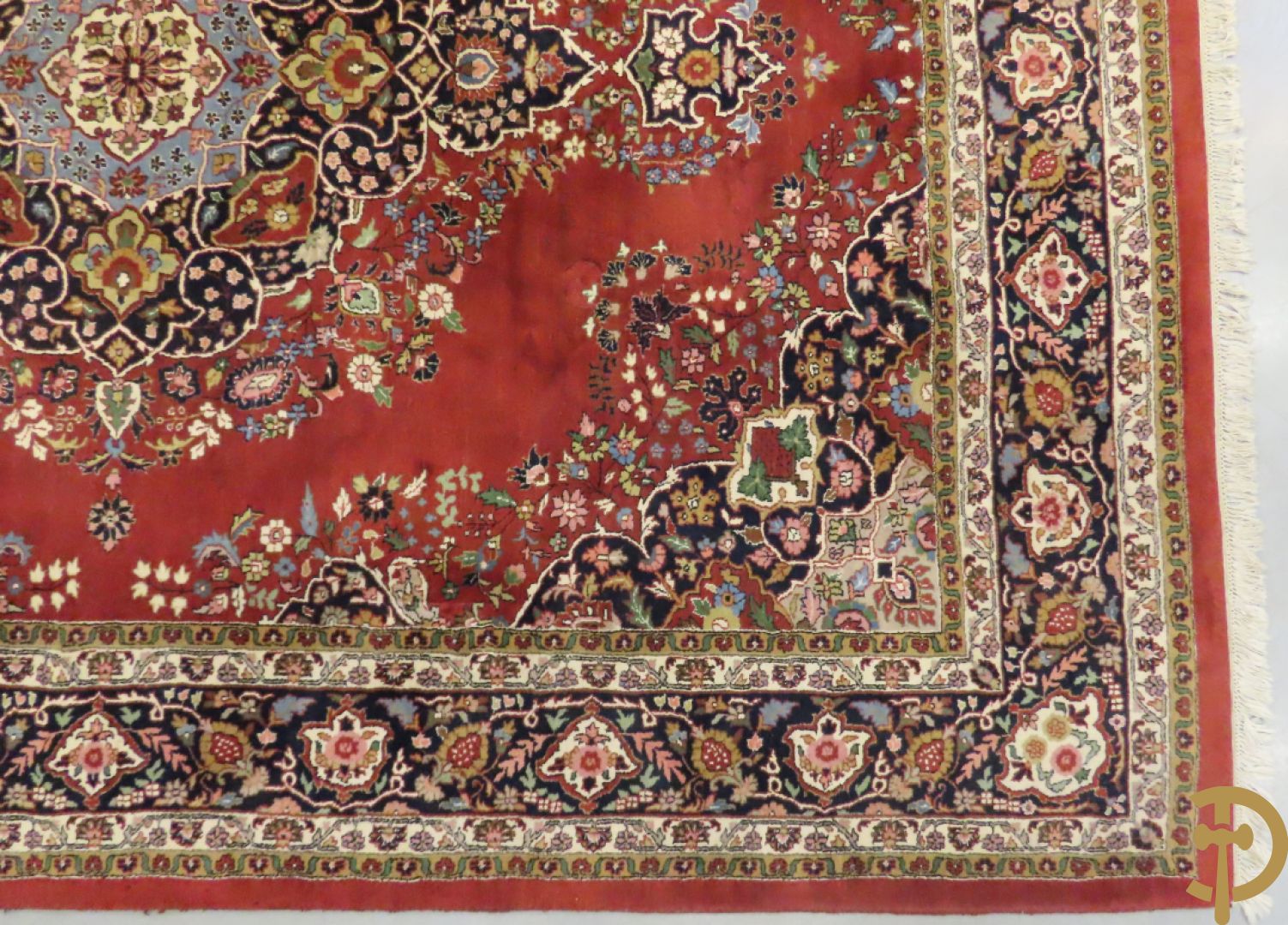 Oosters handgeknoopt tapijt met centraal medaillon en bloemenmotieven op rode fond, Tabriz