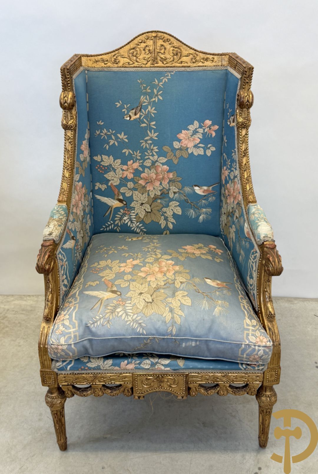 Twee vergulde bergères met gesculpteerde accanthusranken en guirlandes