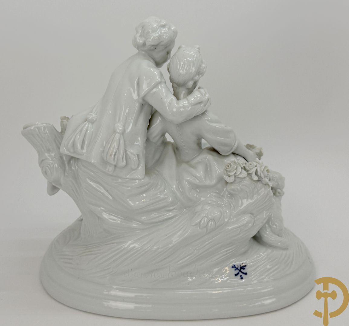 Milieu de table in porselein met bloemendecor + geajoureerde porseleinen Limoges coupe + porseleinen vaasje met cupido