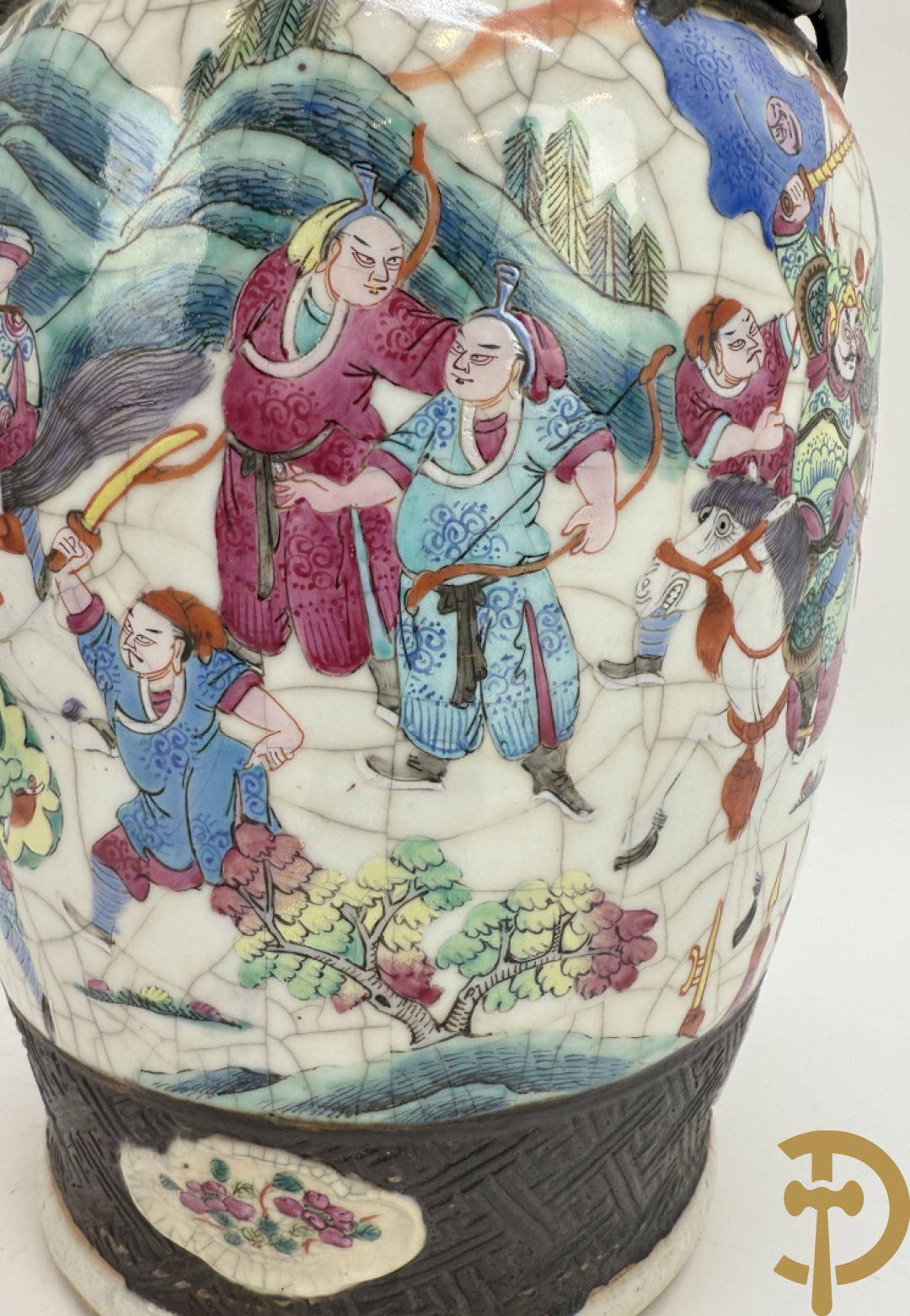 Paar Nankin vazen met dansende figuren en krijgertaferelen op houten sokkels