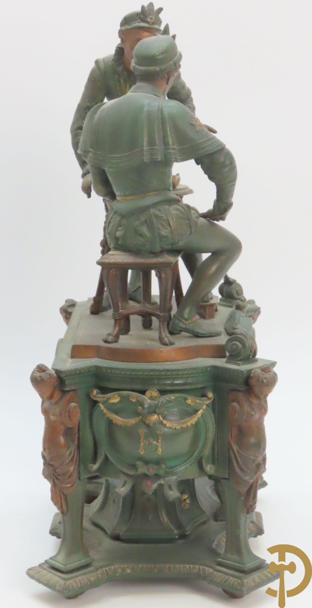 Driedelige kunstbronzen garnituur bestaande uit pendule met paar schakende edelheren, bezet met kariatiden - geflankeerd door paar driearmige kandelaars gehouden door 2 edelheren