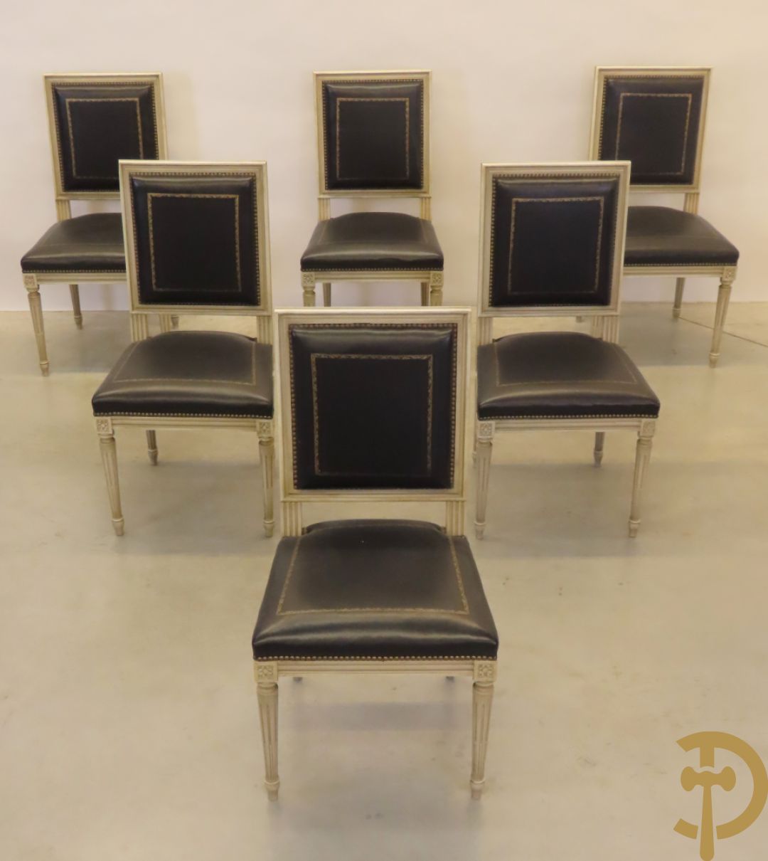 Notelaren eetkamer Louis XVI stijl bestaande uit vijfdeursdressoir met bloemenmarquetterie, bronsbeslag en wit marmeren blad, ovale uittrekbare tafel, 6 stoelen met leder bekleed en gegalbeerde vitrine met geslepen ruitjes