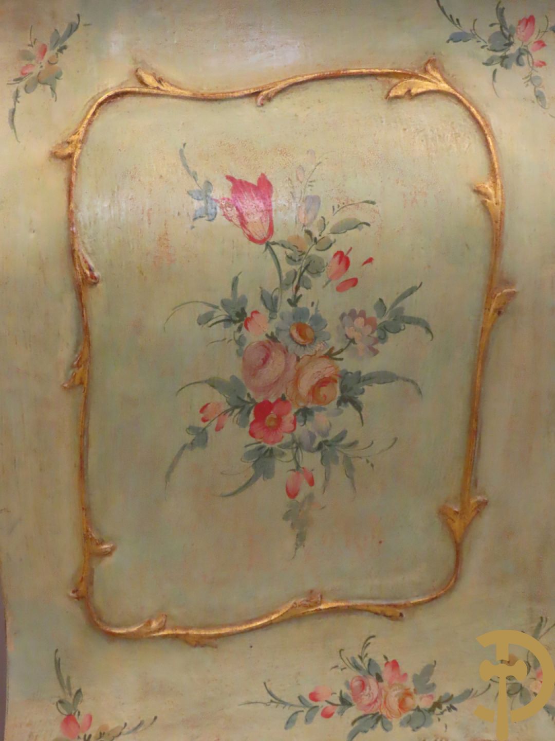 Gegalbeerde tweeladencommode op voluutvormige poten met verguld en beschilderd bloemendecor