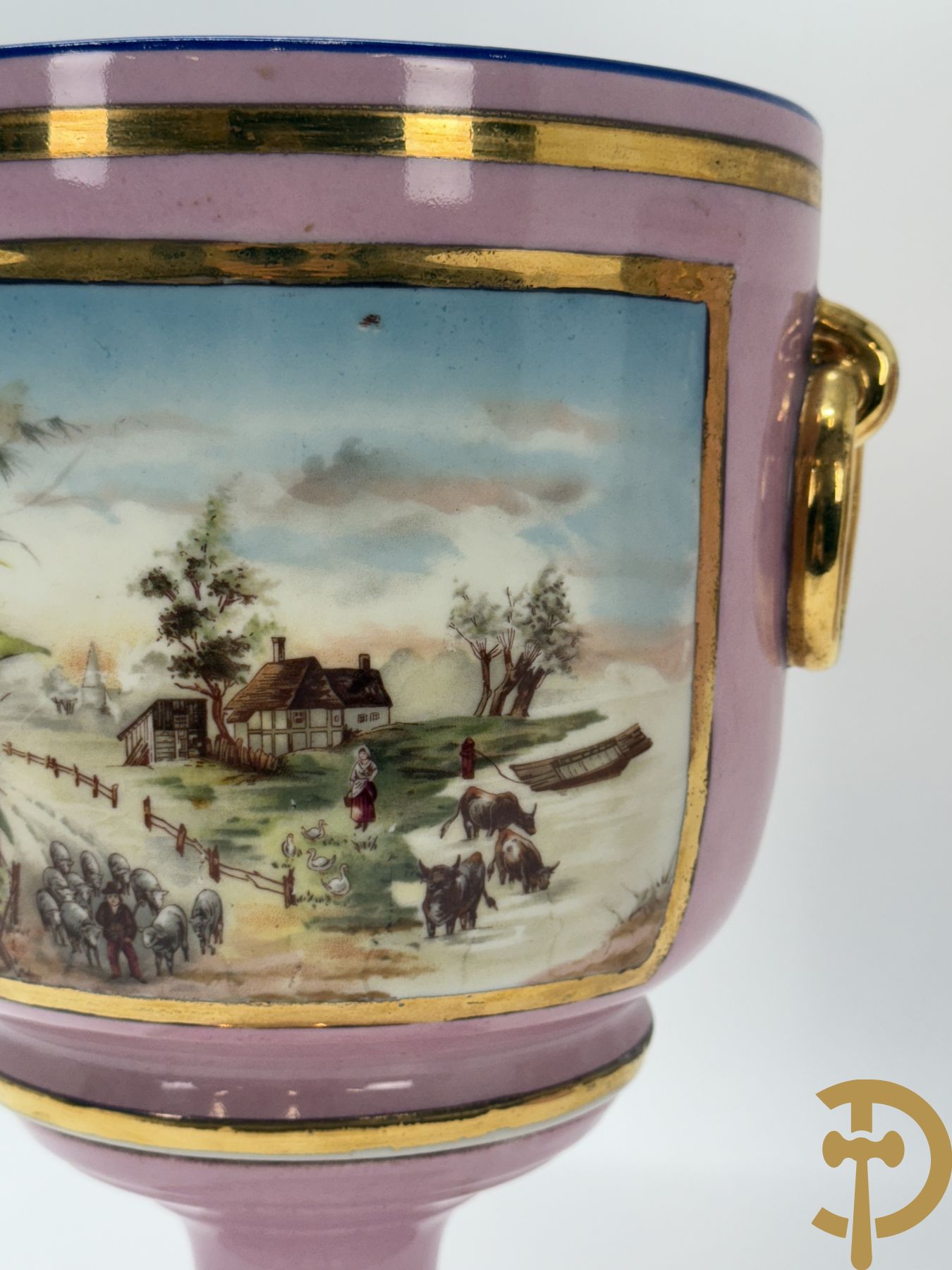 Paar roze gekleurde porseleinen coupes met idyllisch landschap in decalcomanie decor met vergulde rand