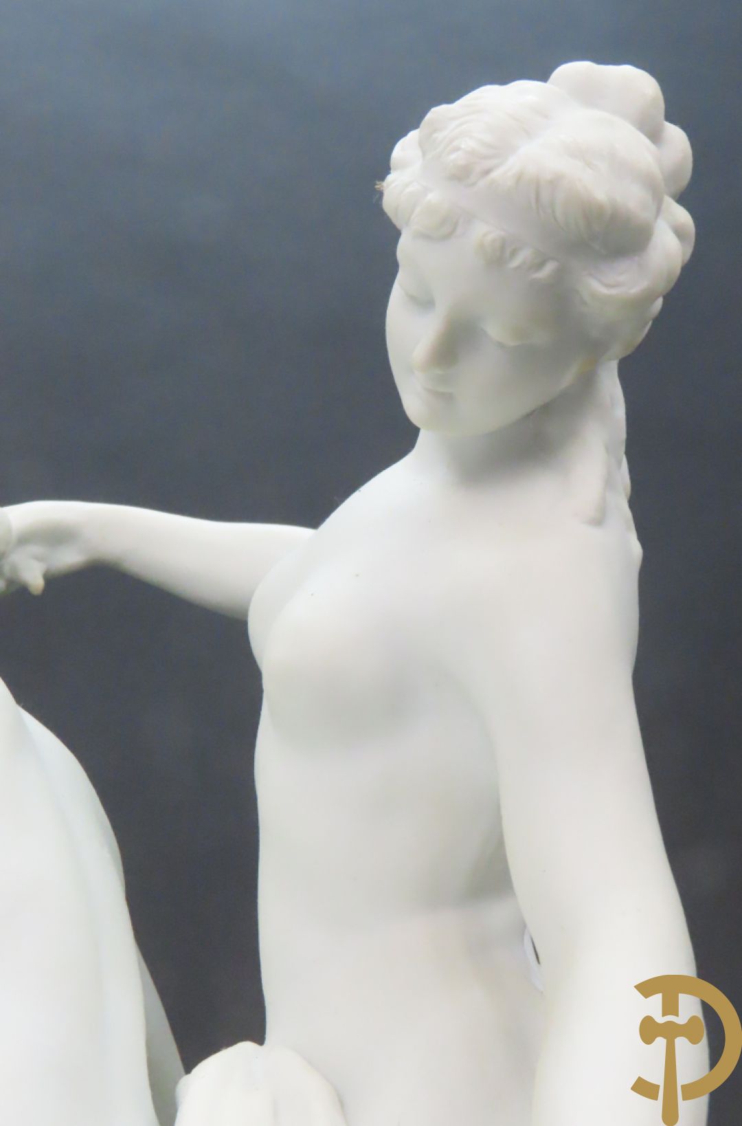 Porseleinen sierbeeld met 4 naakte dames en cupido bezet met bloemenkransen, Sèvres gemerkt