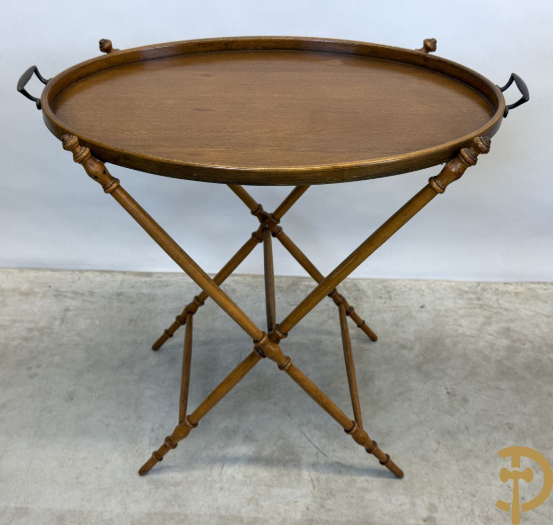 Engelse butlertray met rechthoekige plateau en Engelse butlertray met ovale plateau