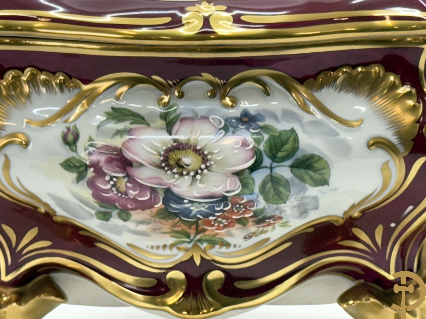Porseleinen milieu de table (schaal en coupe) Limoges met bloemendecor en vergulde ornamenten, gemerkt onderaan