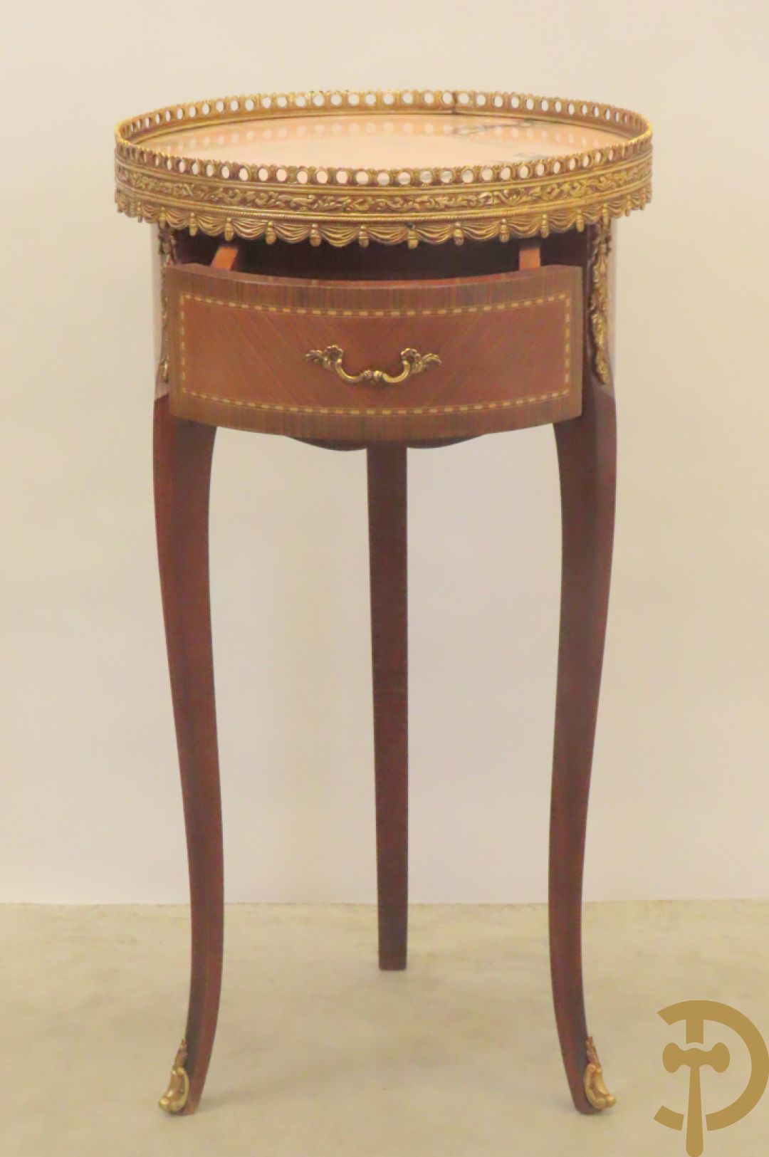 Vergulde notelaren bijzettafel bezet met bronsbeslag en marmeren blad op drie poten