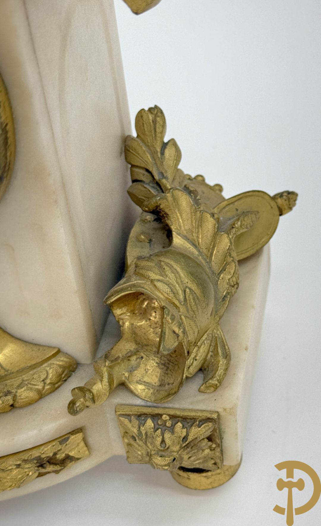 Driedelige garnituur met bronzen ornamenten van vogels en accanthusranken op marmeren basis