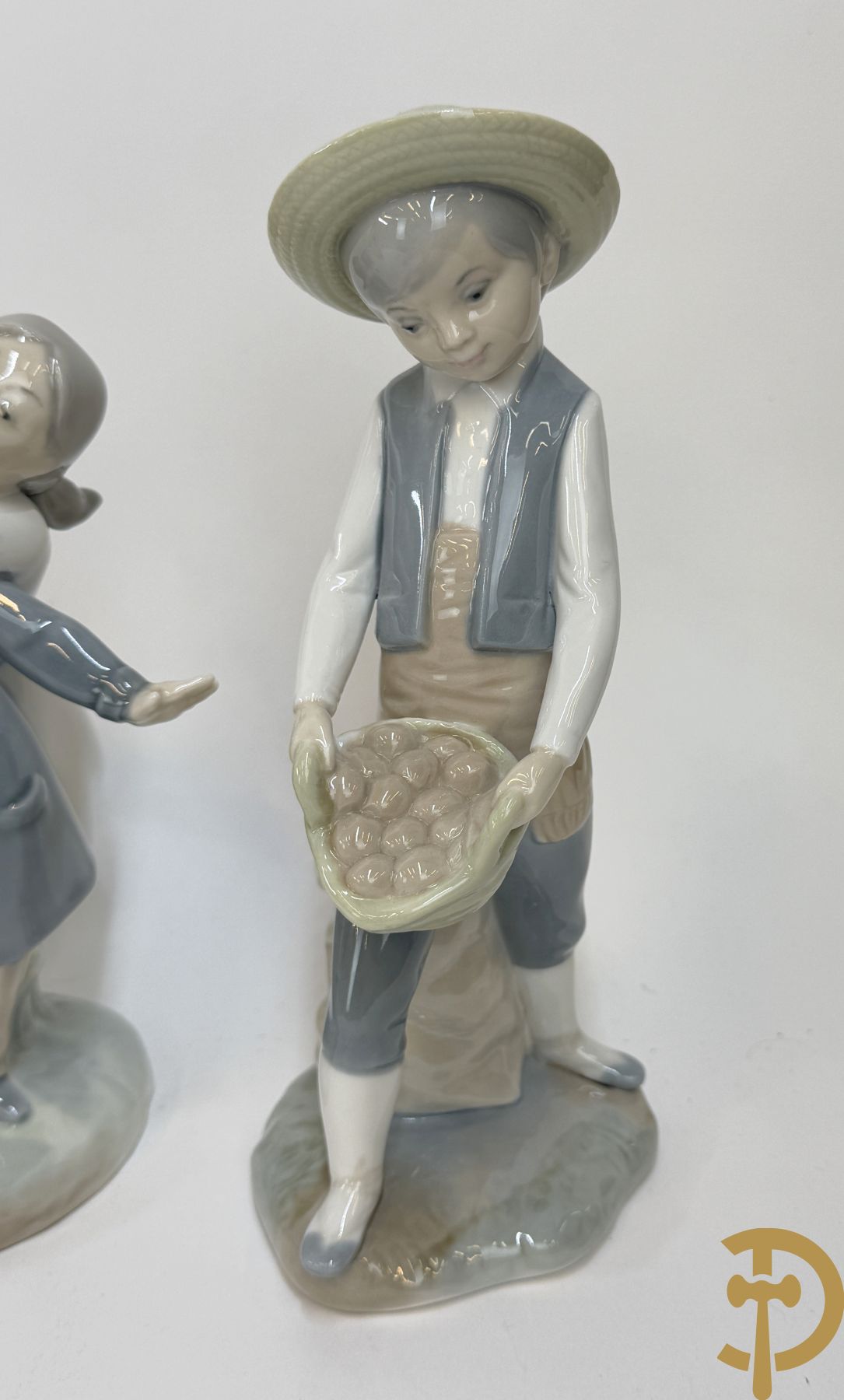 Vier Spaanse gekleurde biscuits met kinderen, Zaphir gemerkt + Italiaanse biscuits met cupido