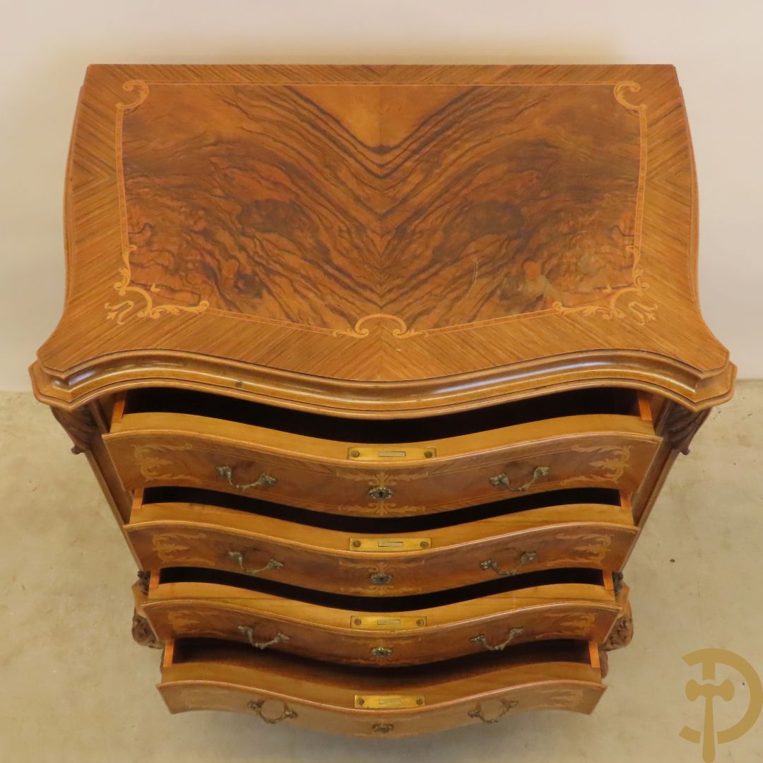 Notelaren vierladen commode met accanthusranken op voluutvormige poten