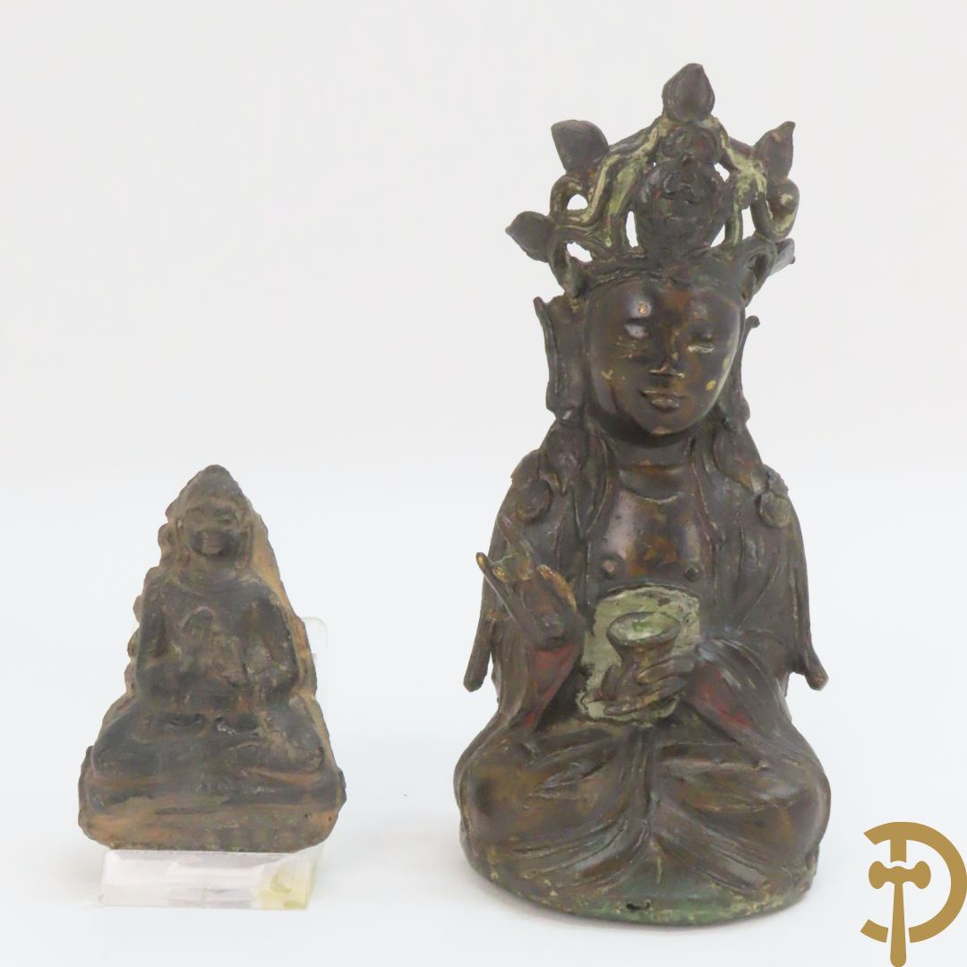 Antieke bronzen zittende boedha + kleine stenen boedha