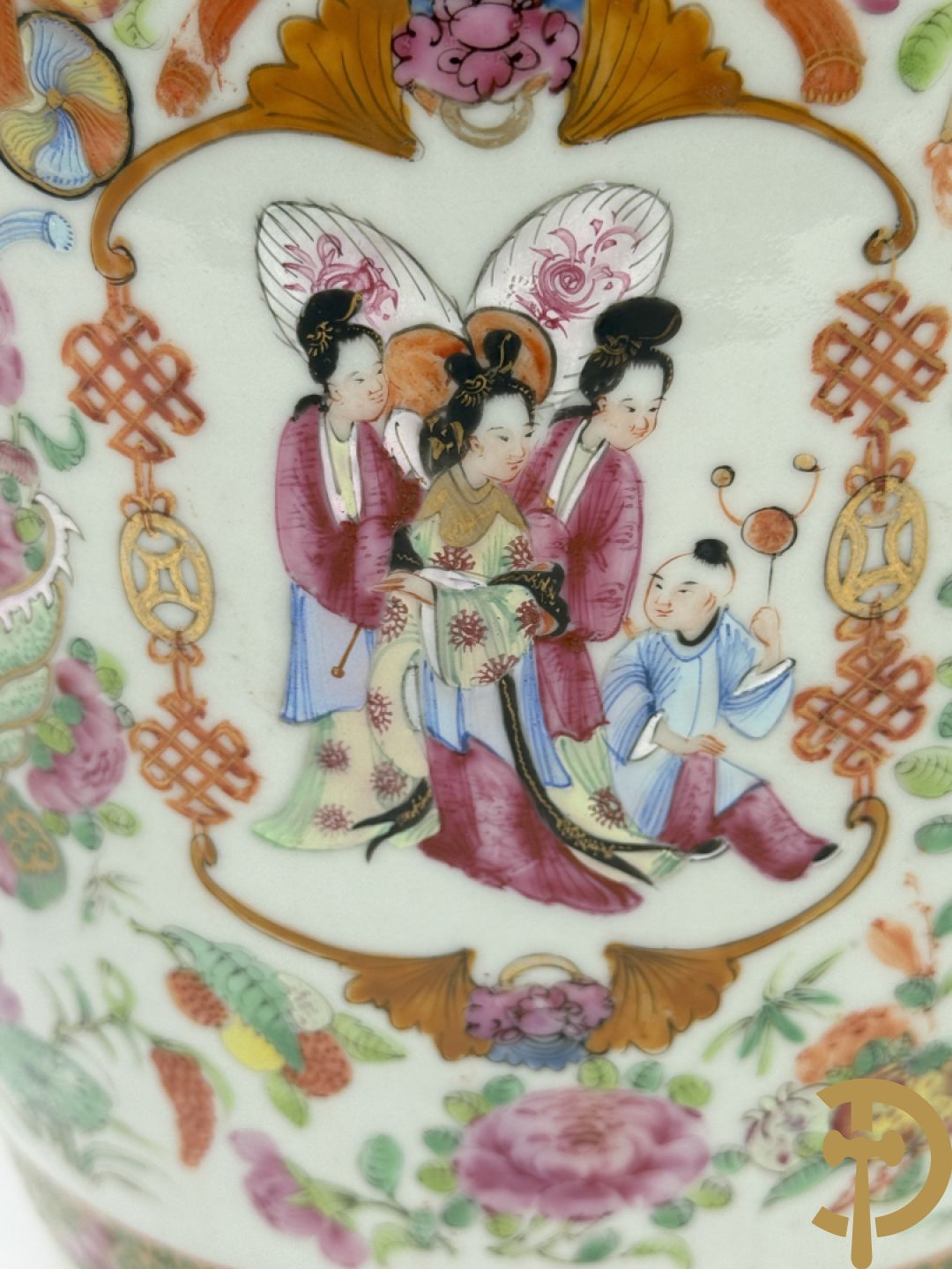 Chinese porseleinen Kanton vaas met geanimeerde hoftaferelen, natuurmotieven, fauna en floradecor