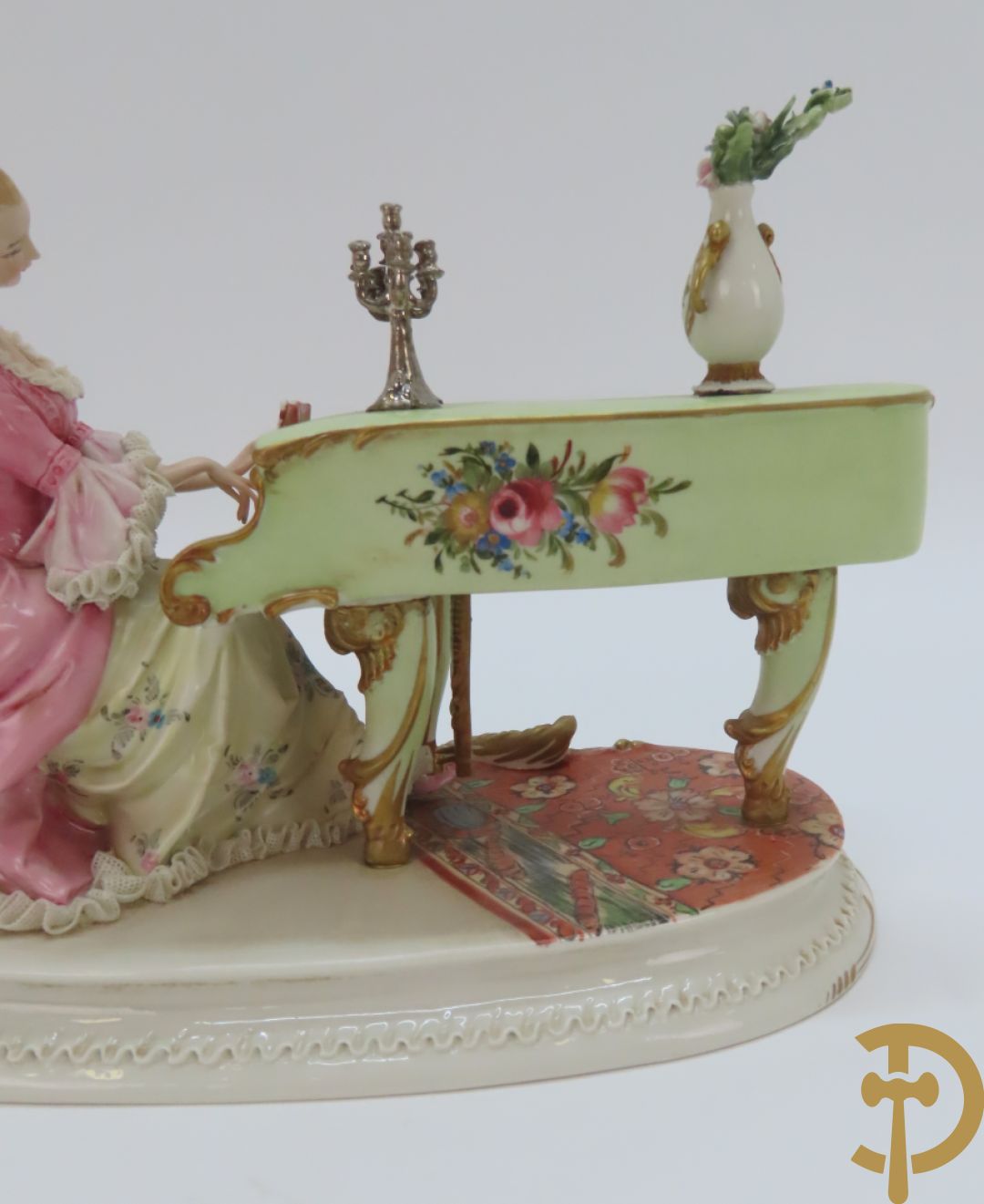 Drie porseleinen sierstukken 