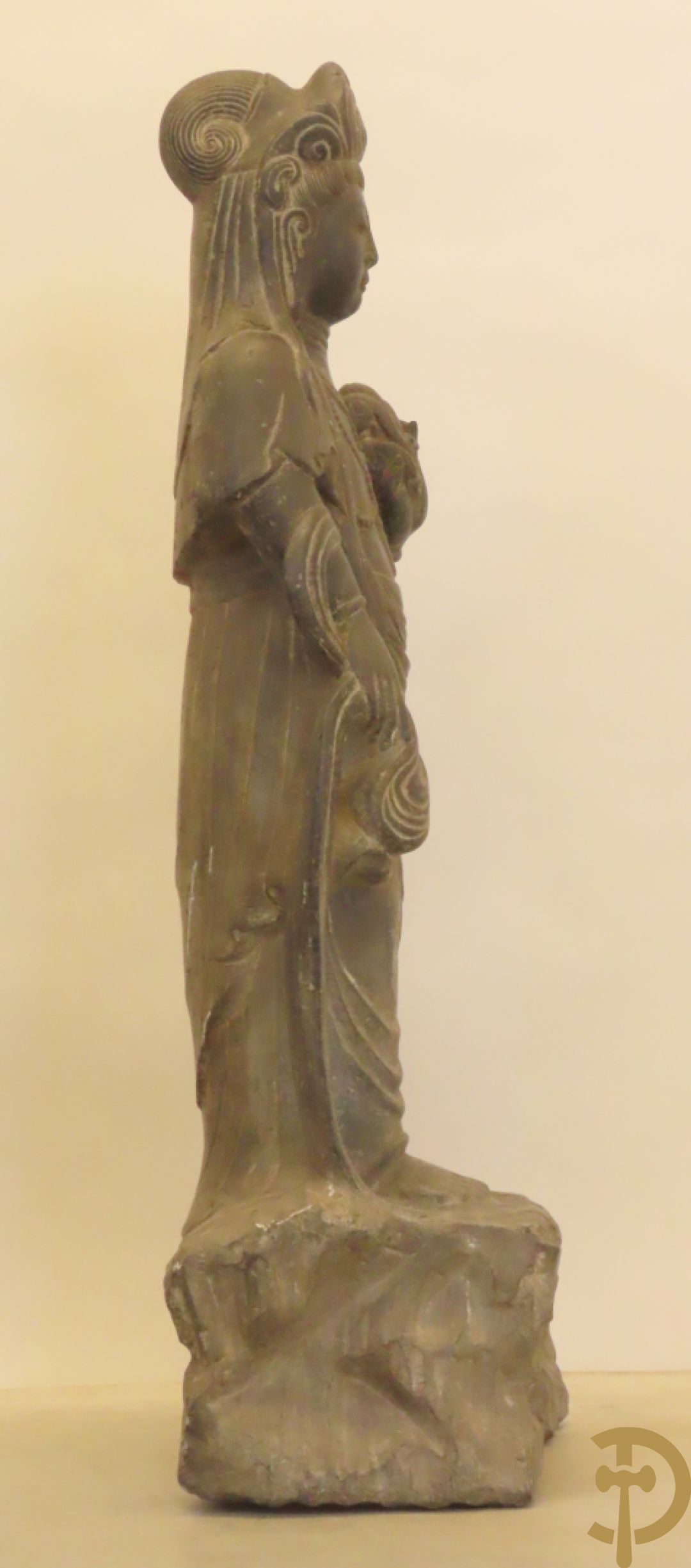 Aziatisch handgesculpteerd stenen beeld van een staande boedha