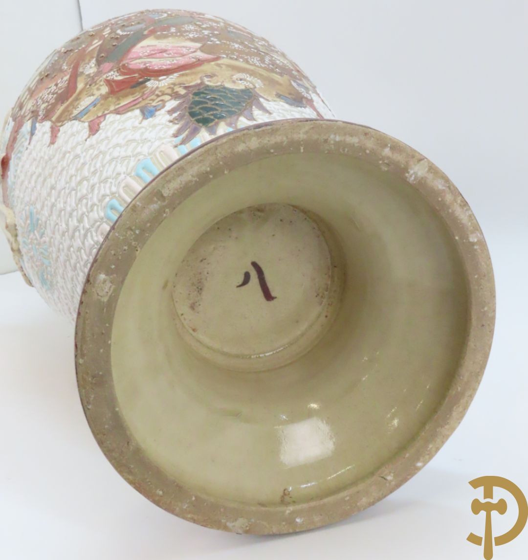 Paar Japanse Satsumat vazen met kijgerdecor en geanimeerde scènes, zijdelings met vogels bezet