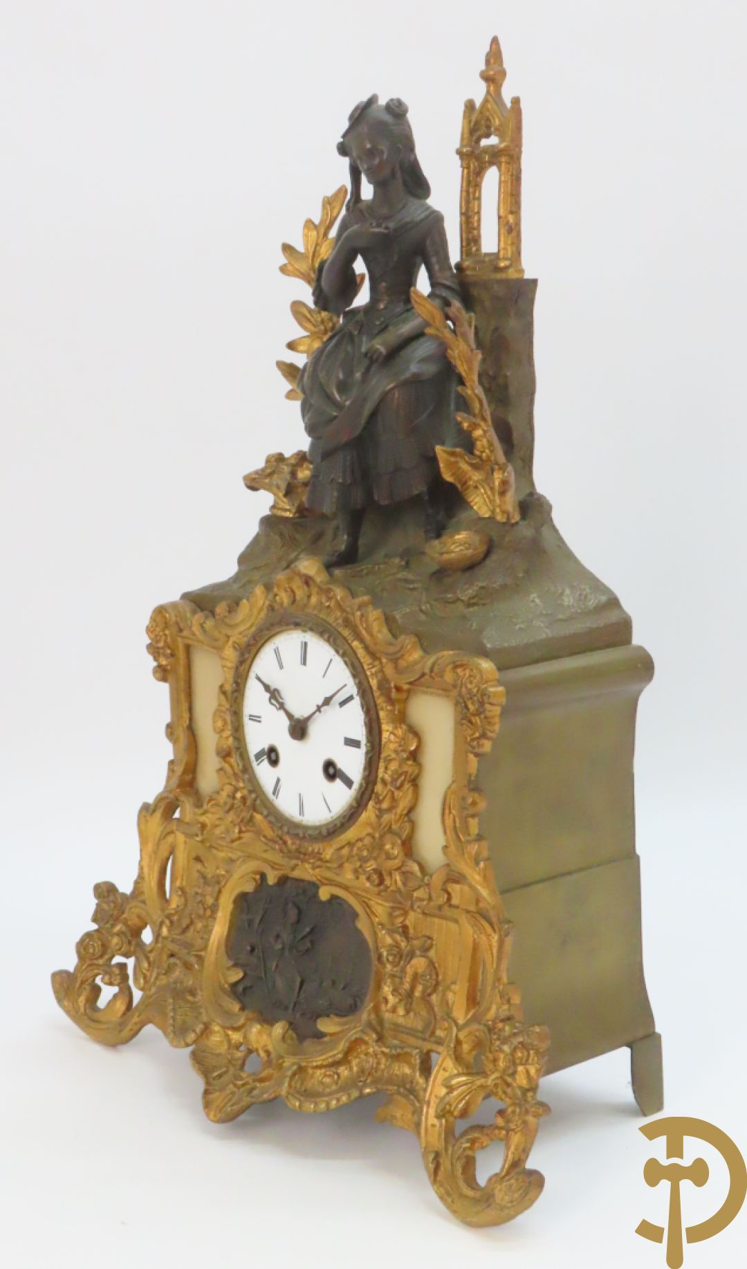 Bronzen pendule bezet met elegante dame en onderaan met basrelief en rocailles