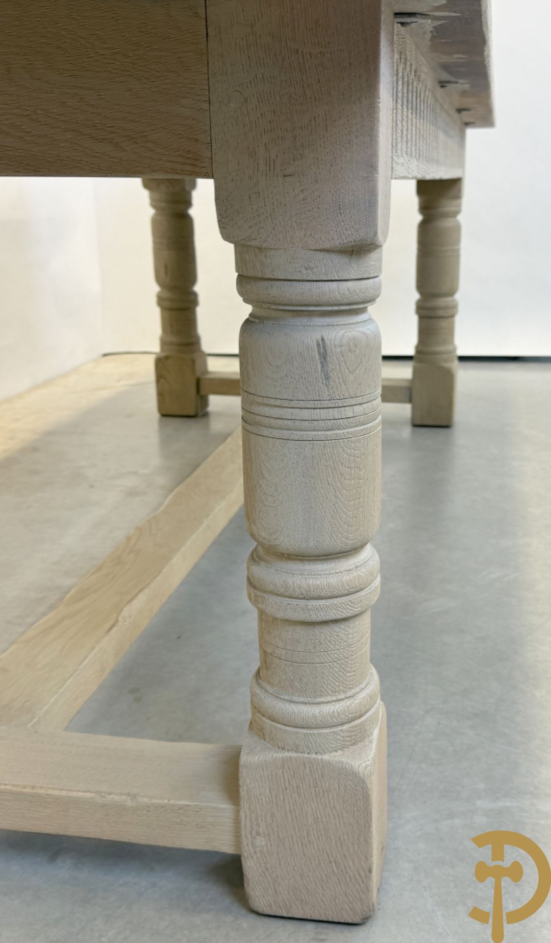 Eiken geceruseerde lange tafel met zijdelingse cannelures op ballusterpoten