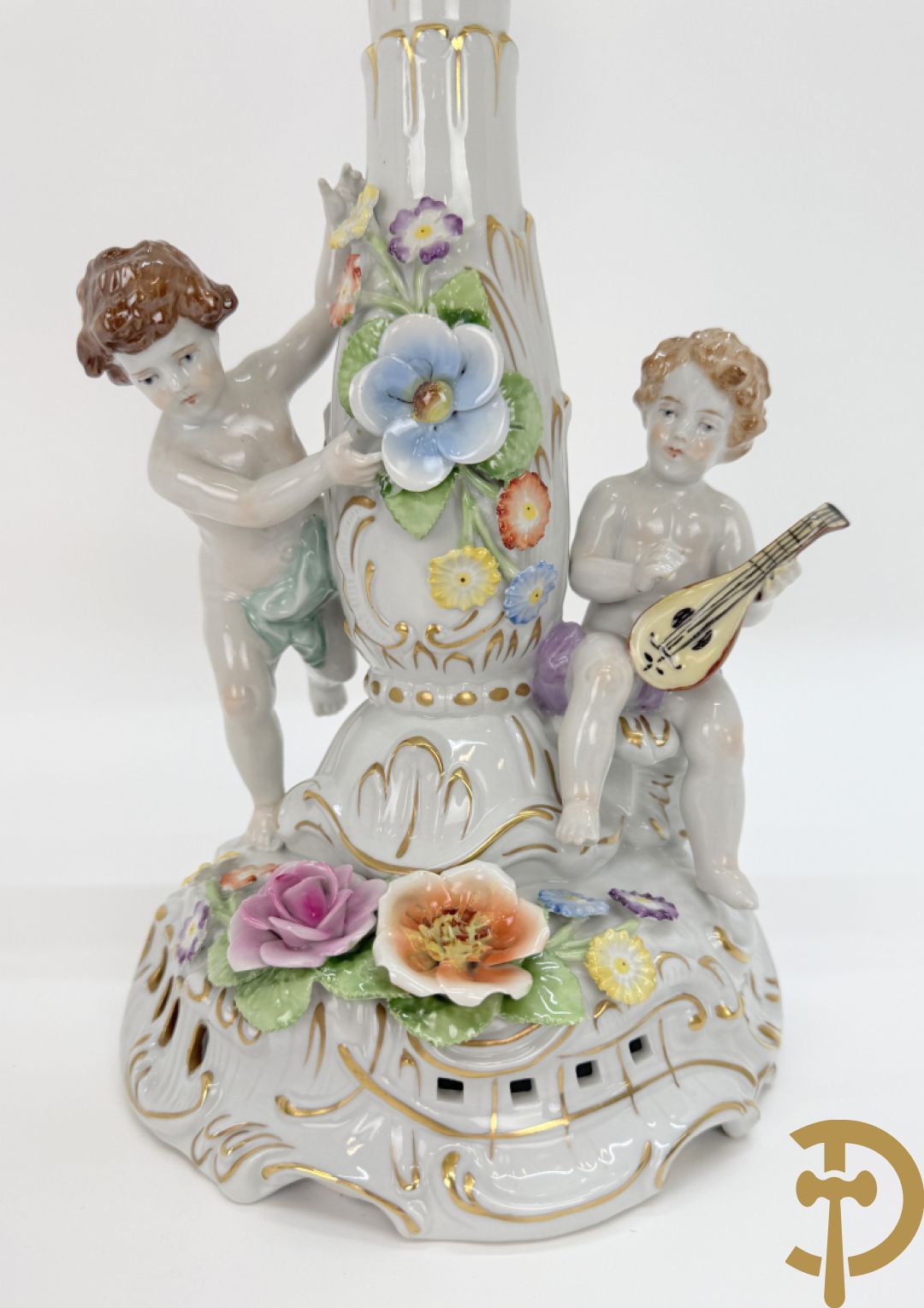 Porseleinen vijfarmige kandelaar met 2 cupido