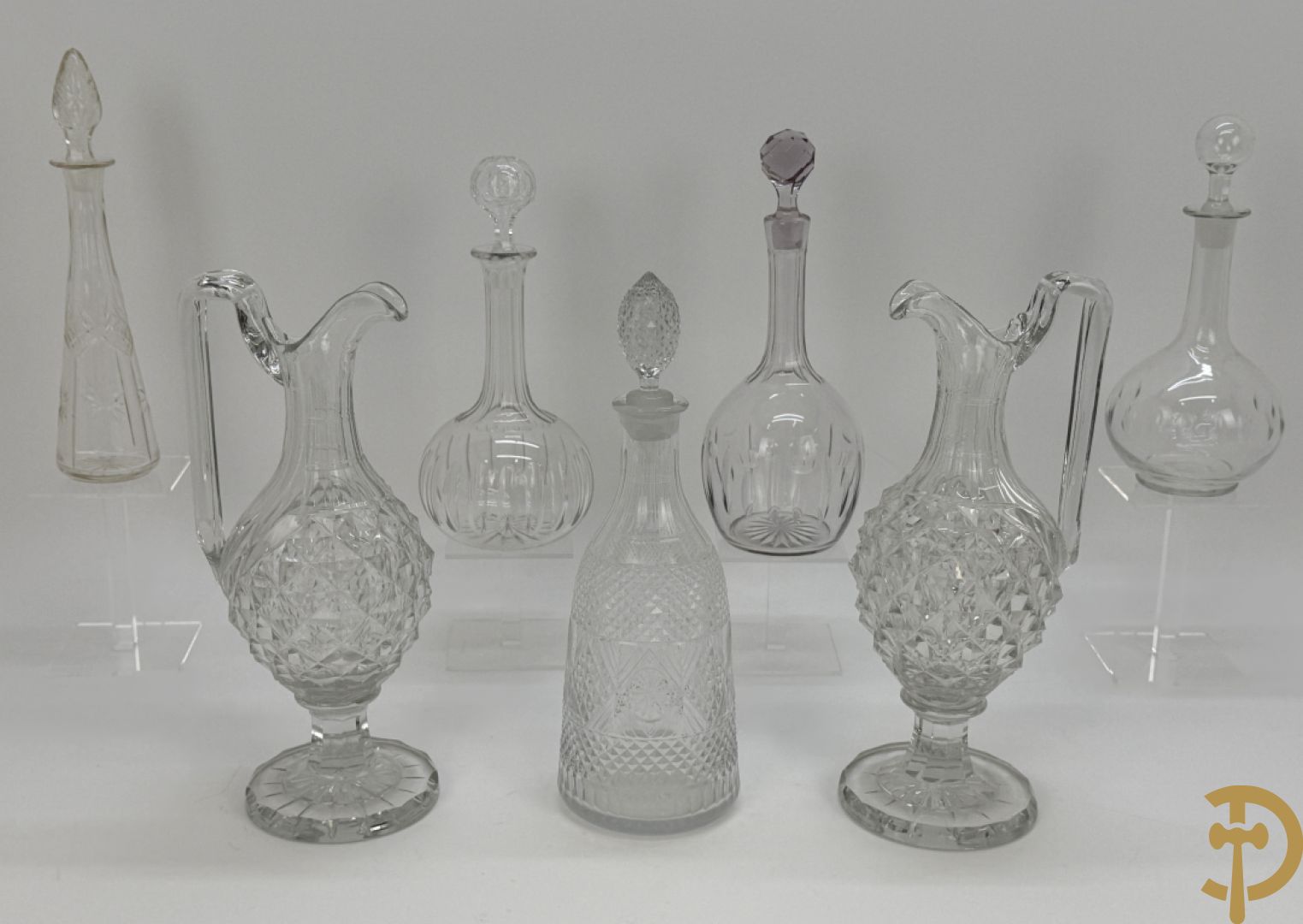 Paar diamantgeslepen karaffen + 5 andere karaffen