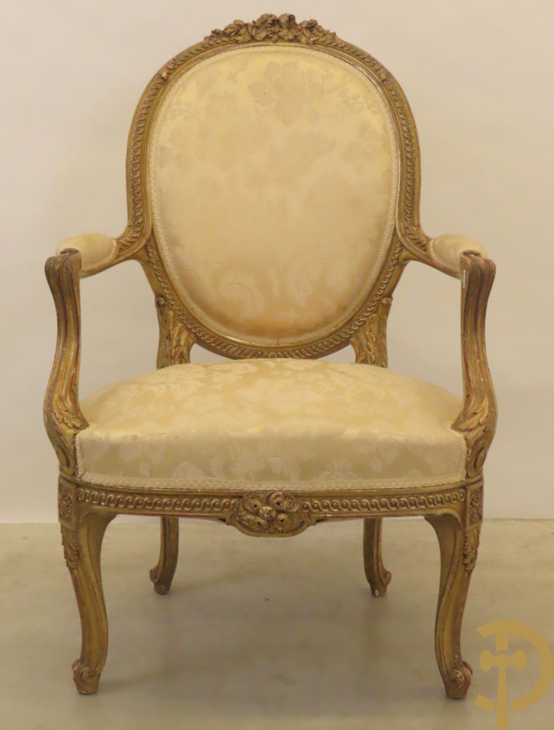 Vergulde armzetel met ovale medaillon bezet met bloemendecor, Louis XVI stijl, 19e