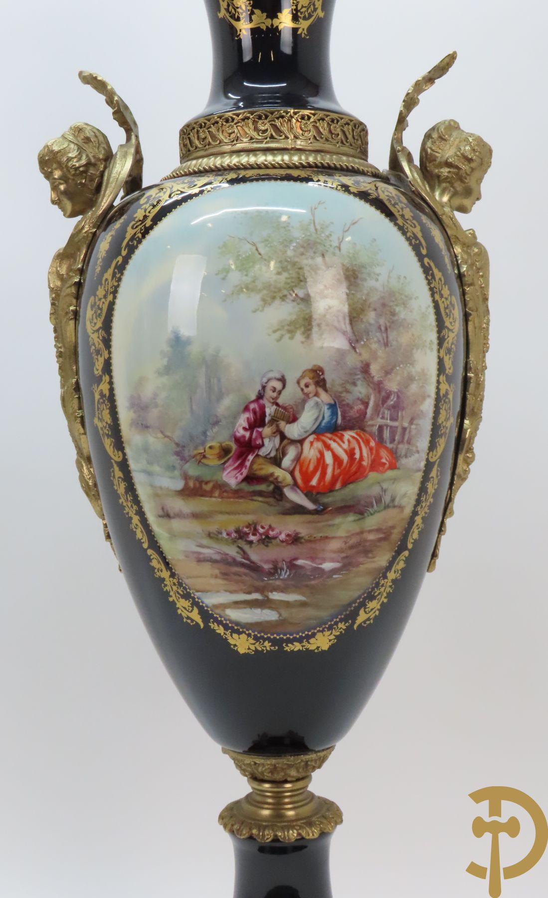 Paar Sèvres stijlvazen met geanimeerd romantisch decor, zijdelings bezet met bronzen medusahoofden, Rouly getekend