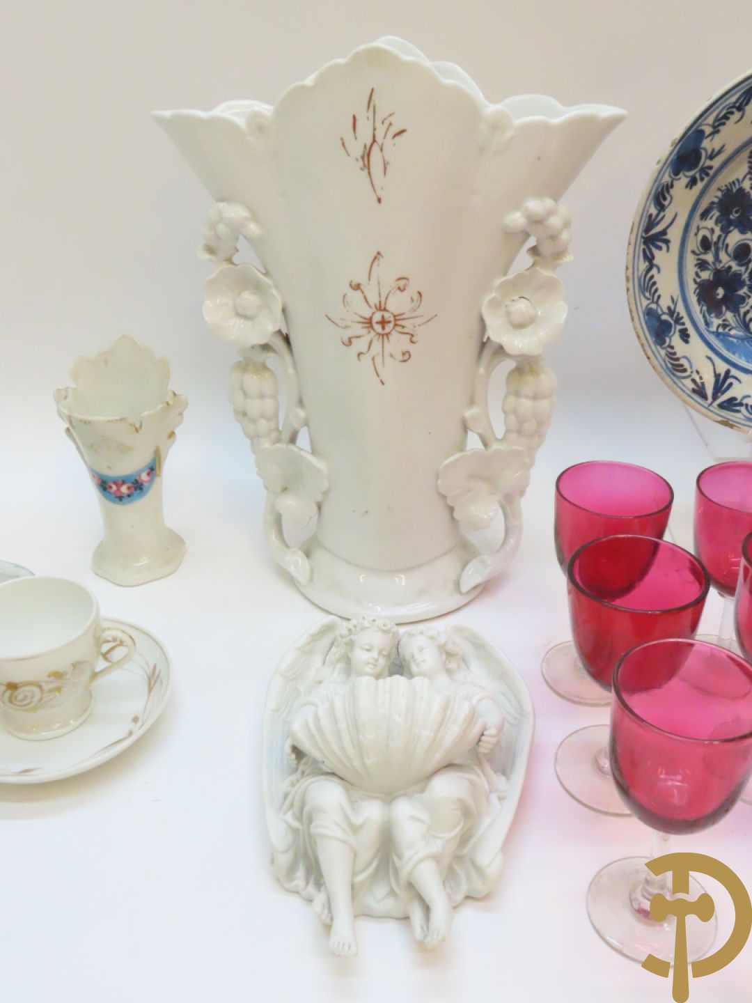 Mondgeblazen gekleurd glasservies + Chinees blauw/wit bord + Delfts bord + Vieux Bruxelles vaasjes e.a.