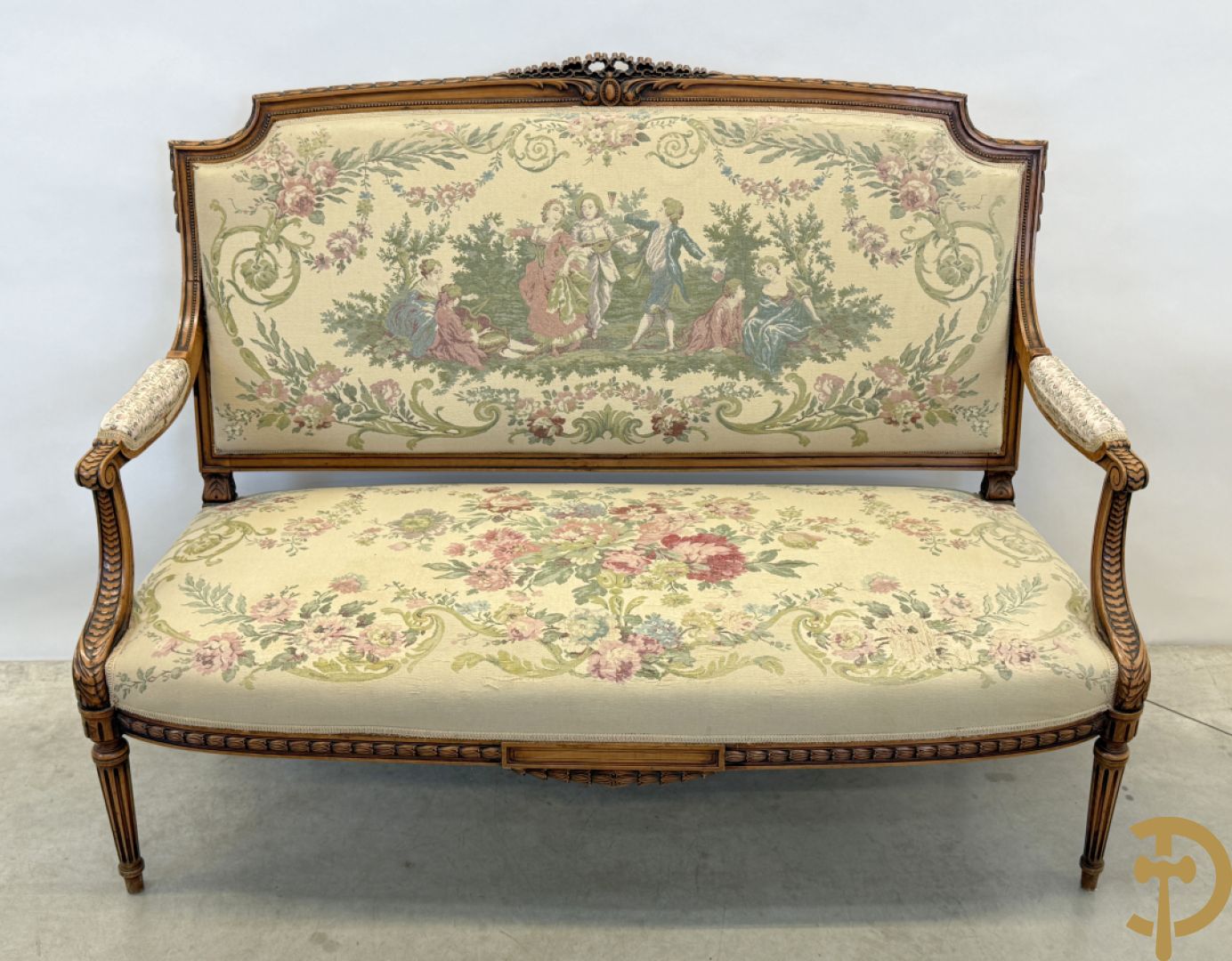 Vijfdelig notelaren Louis XVI salonensemble bestaande uit canapé, 2 armzetels en 2 stoelen