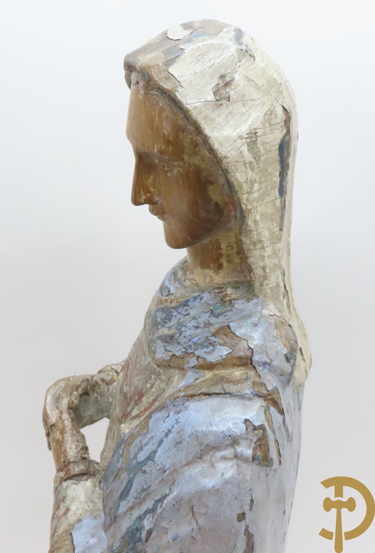 Europese houtsculptuur van staande Madonna met polychromieresten, 18e