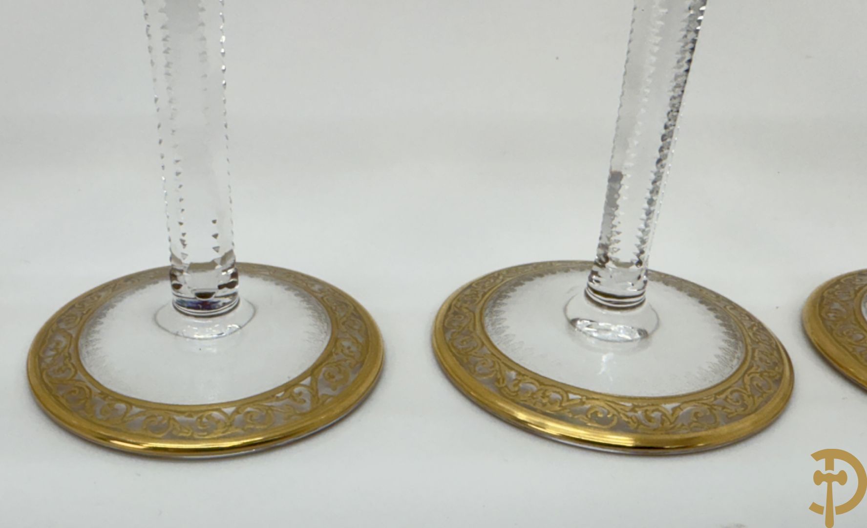 Zes fluitvormige kristallen champagne glazen met Thistle decor, cristallerie Saint Louis gemerkt