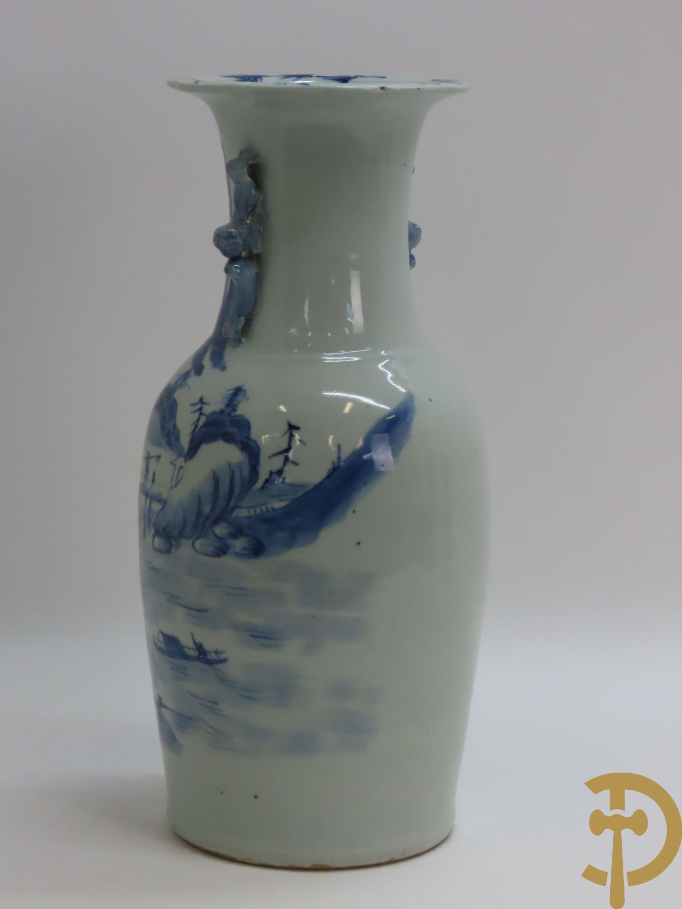 Chinese porseleinen vaas met geanimeerd blauw/wit landschapsdecor en huizenzicht